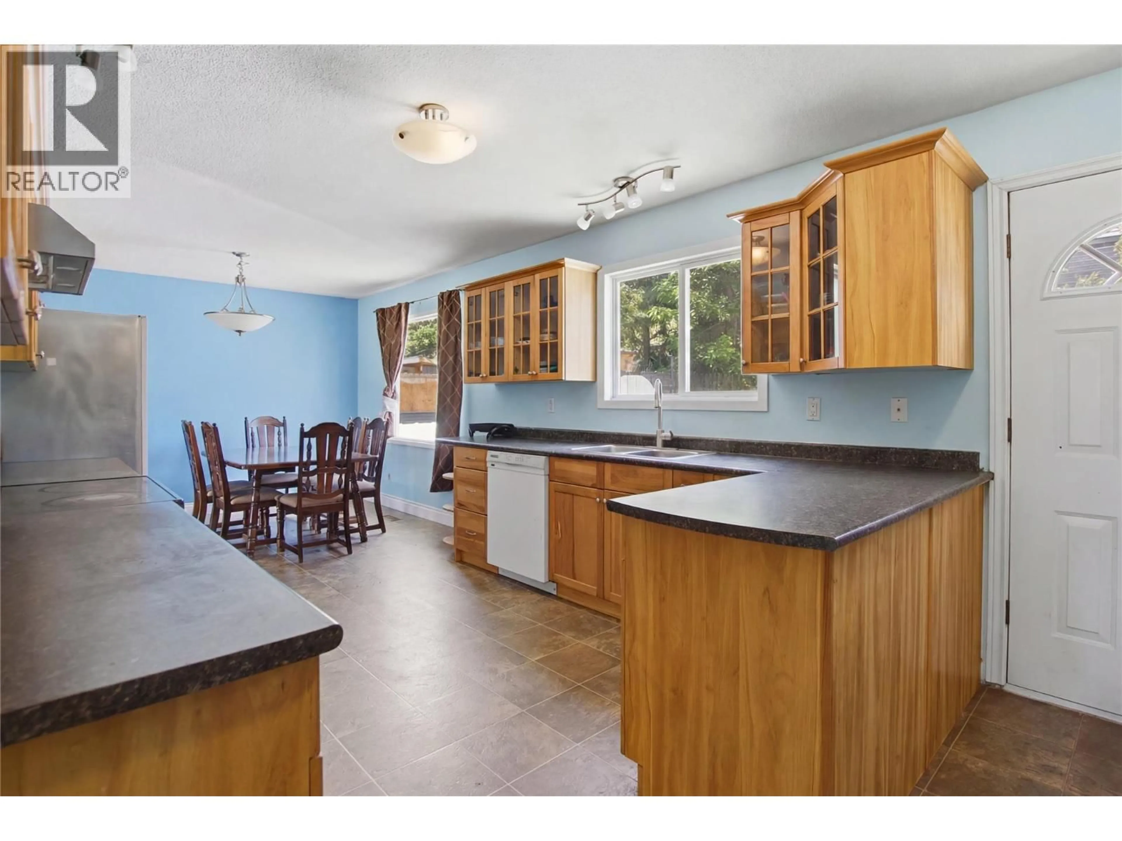 Open concept kitchen, unknown for 355 PEMBERTON TERRACE, Kamloops British Columbia V2C1T2