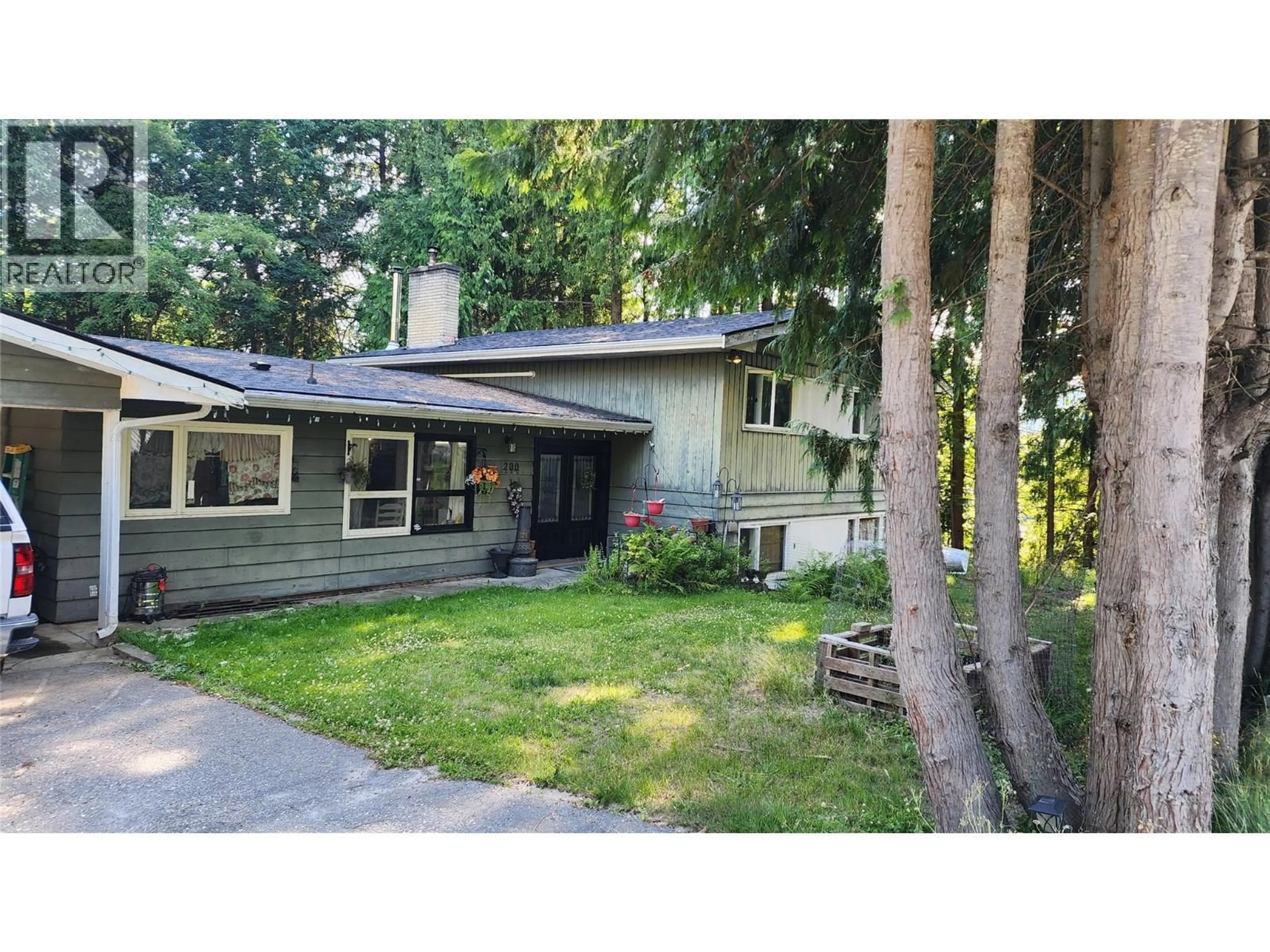 Home with vinyl exterior material, street for 200 5TH NW STREET, Nakusp British Columbia V0G1R0