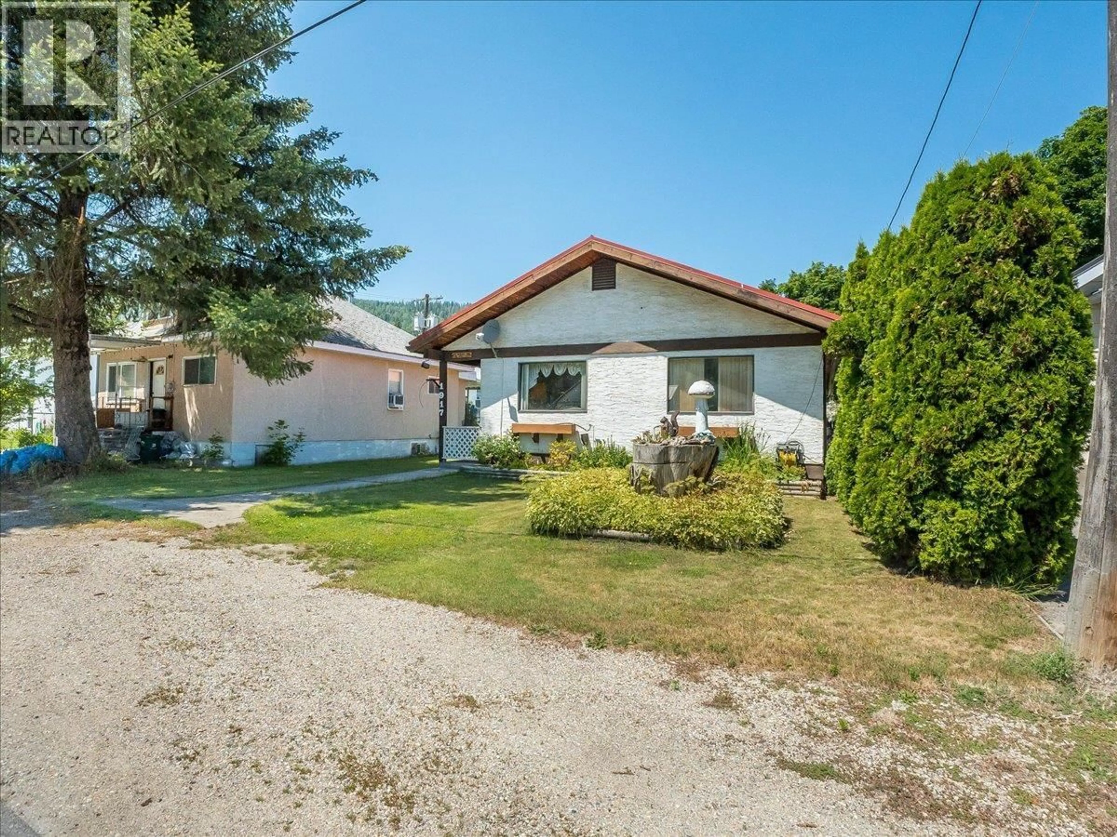 A pic from outside/outdoor area/front of a property/back of a property/a pic from drone, street for 1917 BEAVER STREET, Fruitvale British Columbia V0G1L0