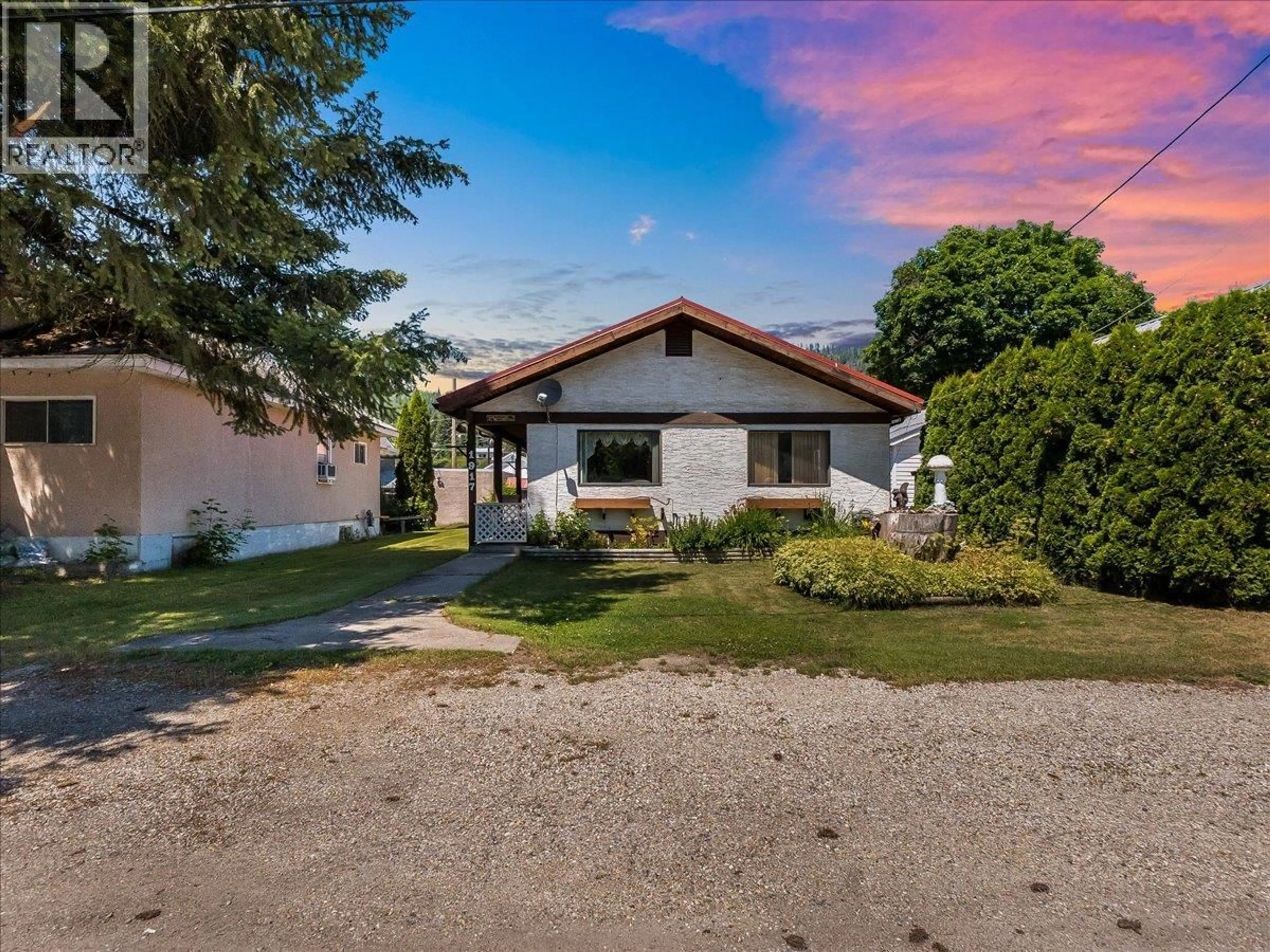 A pic from outside/outdoor area/front of a property/back of a property/a pic from drone, street for 1917 BEAVER STREET, Fruitvale British Columbia V0G1L0