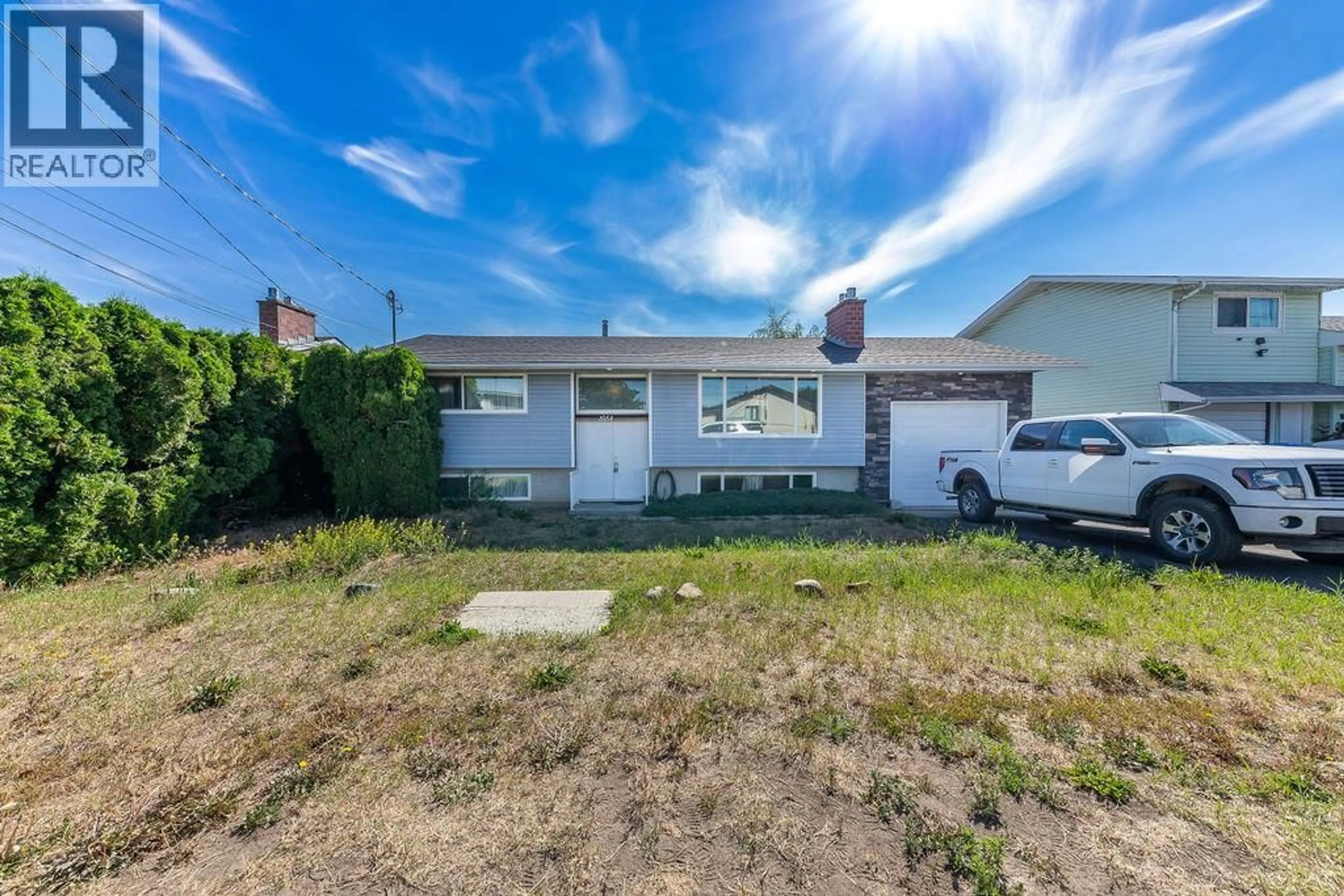 A pic from outside/outdoor area/front of a property/back of a property/a pic from drone, street for 1054 7TH STREET, Kamloops British Columbia V2B2W8