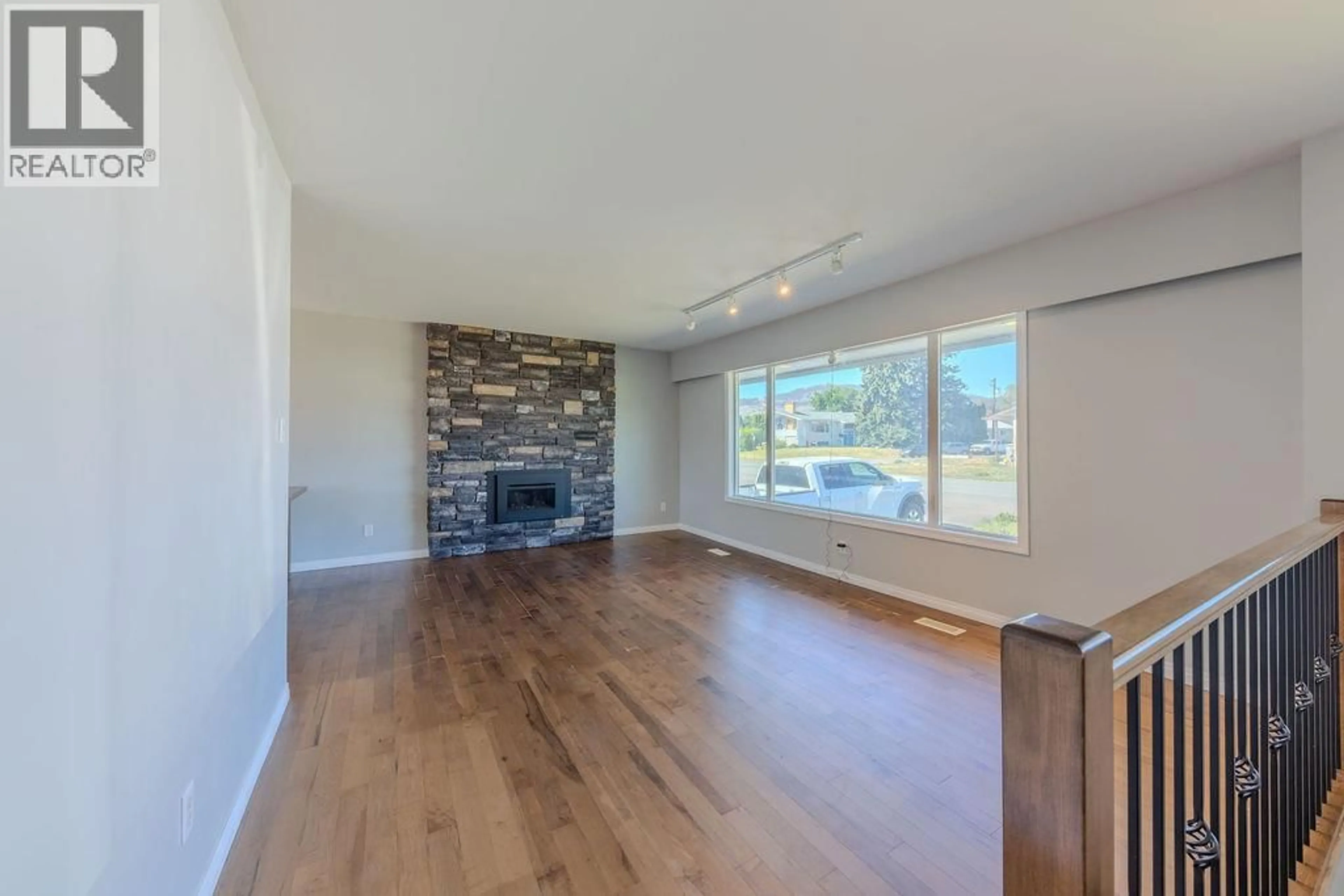 Living room with furniture, wood/laminate floor for 1054 7TH STREET, Kamloops British Columbia V2B2W8