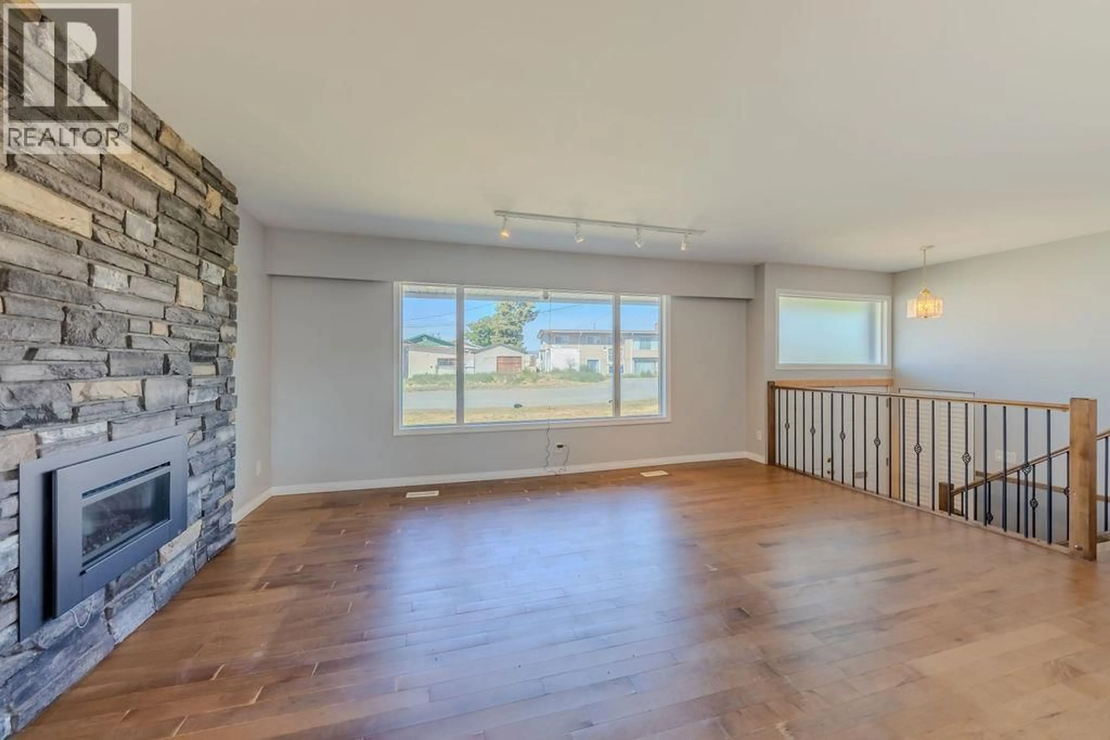 A pic of a room for 1054 7TH STREET, Kamloops British Columbia V2B2W8