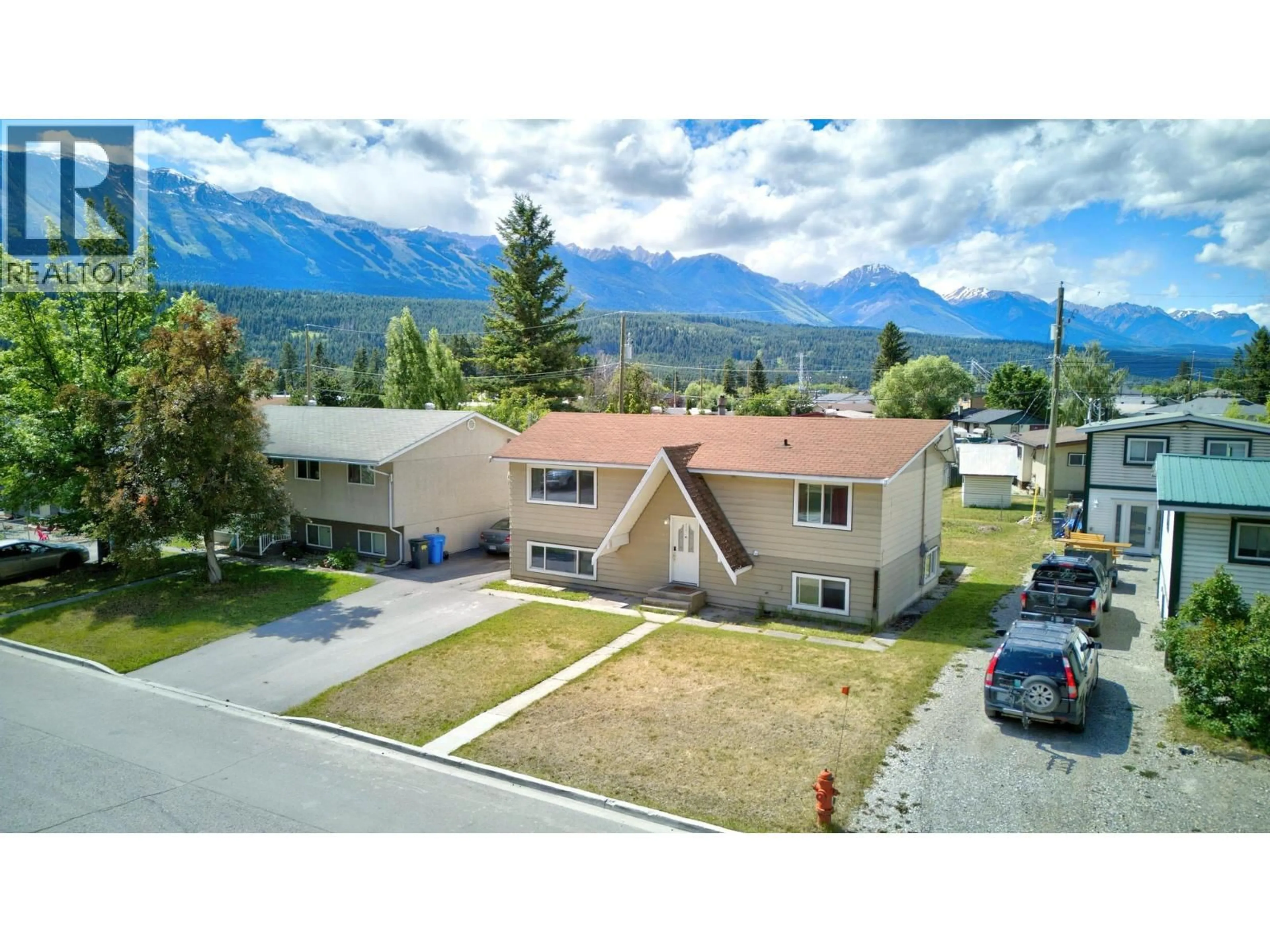 A pic from outside/outdoor area/front of a property/back of a property/a pic from drone, mountain view for 1252 ALEXANDER DRIVE, Golden British Columbia V0A1H0