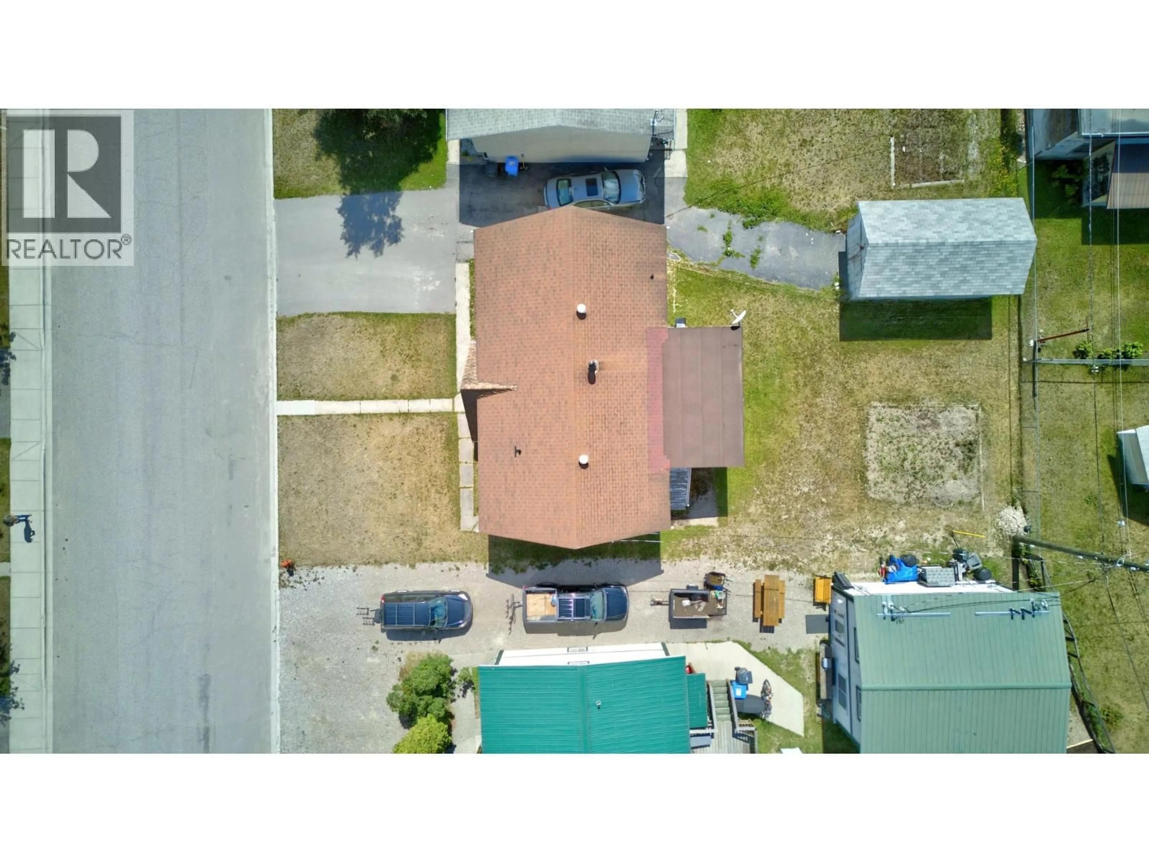 A pic from outside/outdoor area/front of a property/back of a property/a pic from drone, street for 1252 ALEXANDER DRIVE, Golden British Columbia V0A1H0
