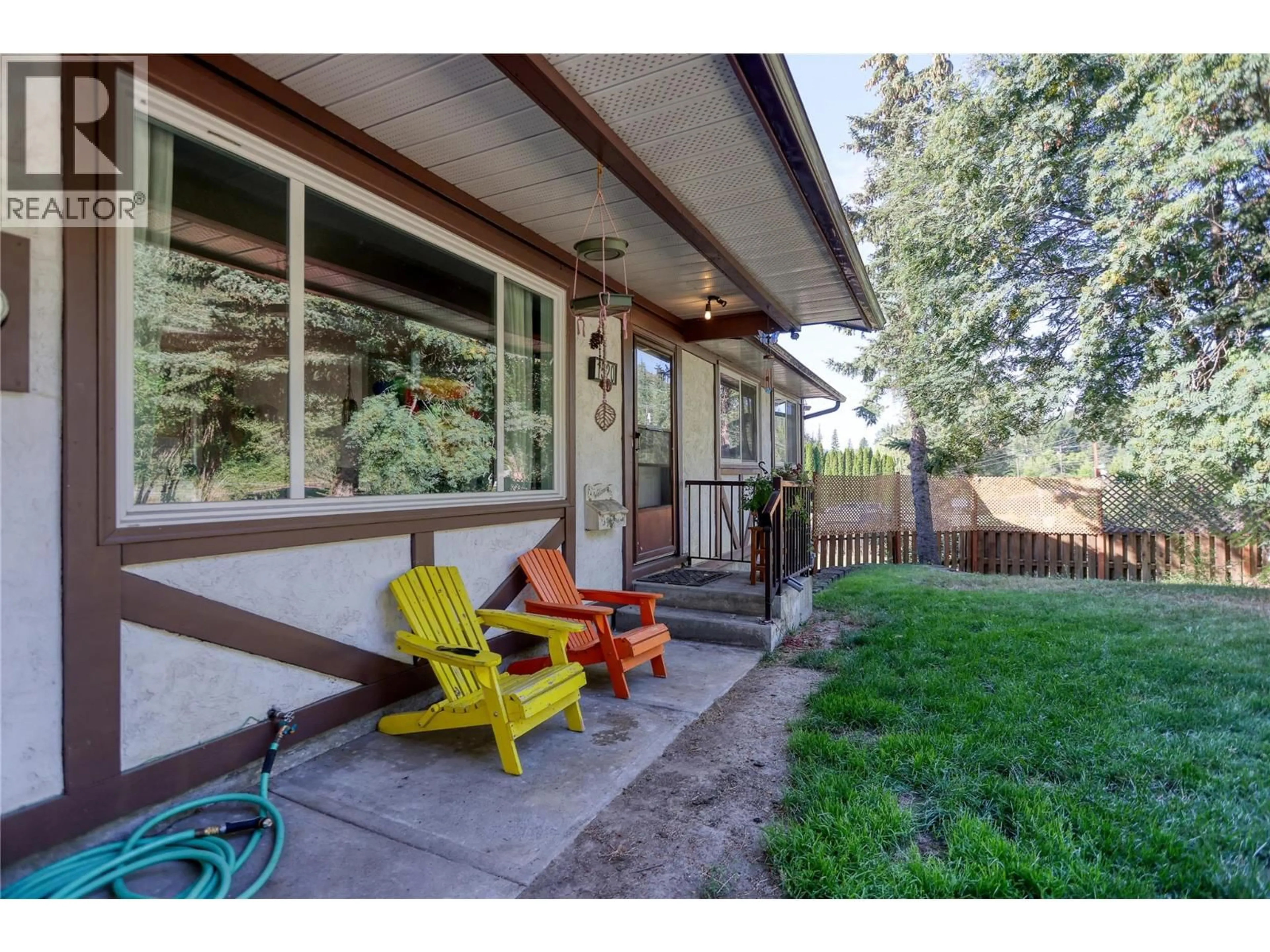 Patio, street for 1520 3B HIGHWAY, Fruitvale British Columbia V0G1L1