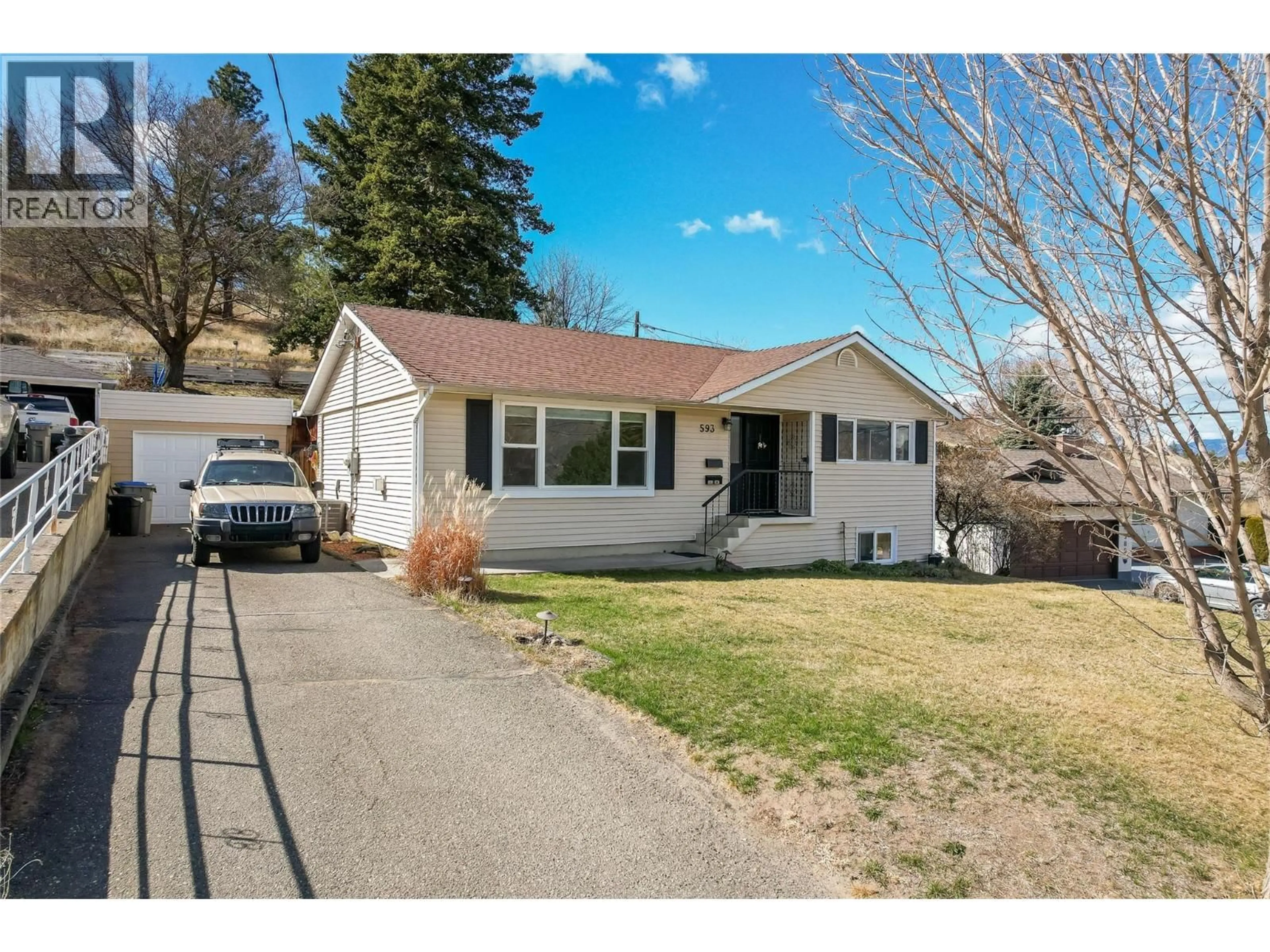 Home with vinyl exterior material, street for 593 TUNSTALL CRESCENT, Kamloops British Columbia V2C3J1