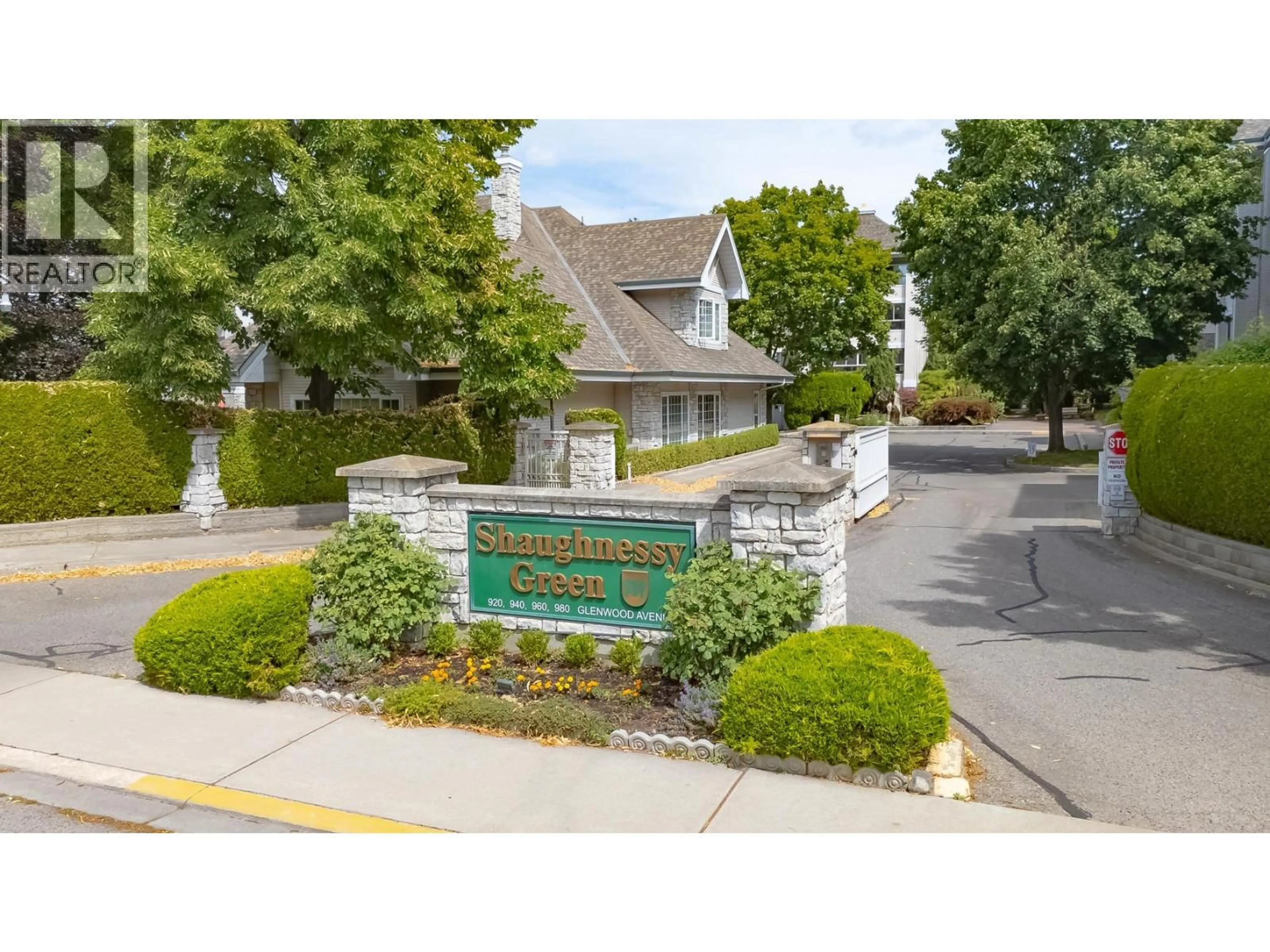 Indoor foyer for 205 - 920 GLENWOOD AVENUE, Kelowna British Columbia V1Y9P2
