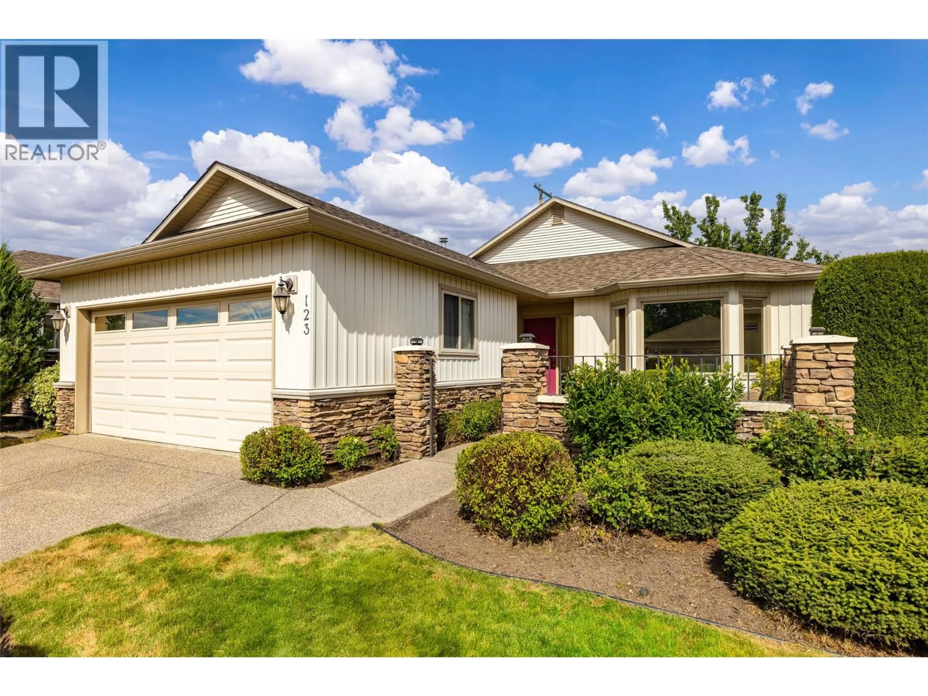 Home with vinyl exterior material, street for 123 - 2365 STILLINGFLEET ROAD, Kelowna British Columbia V1W4X5