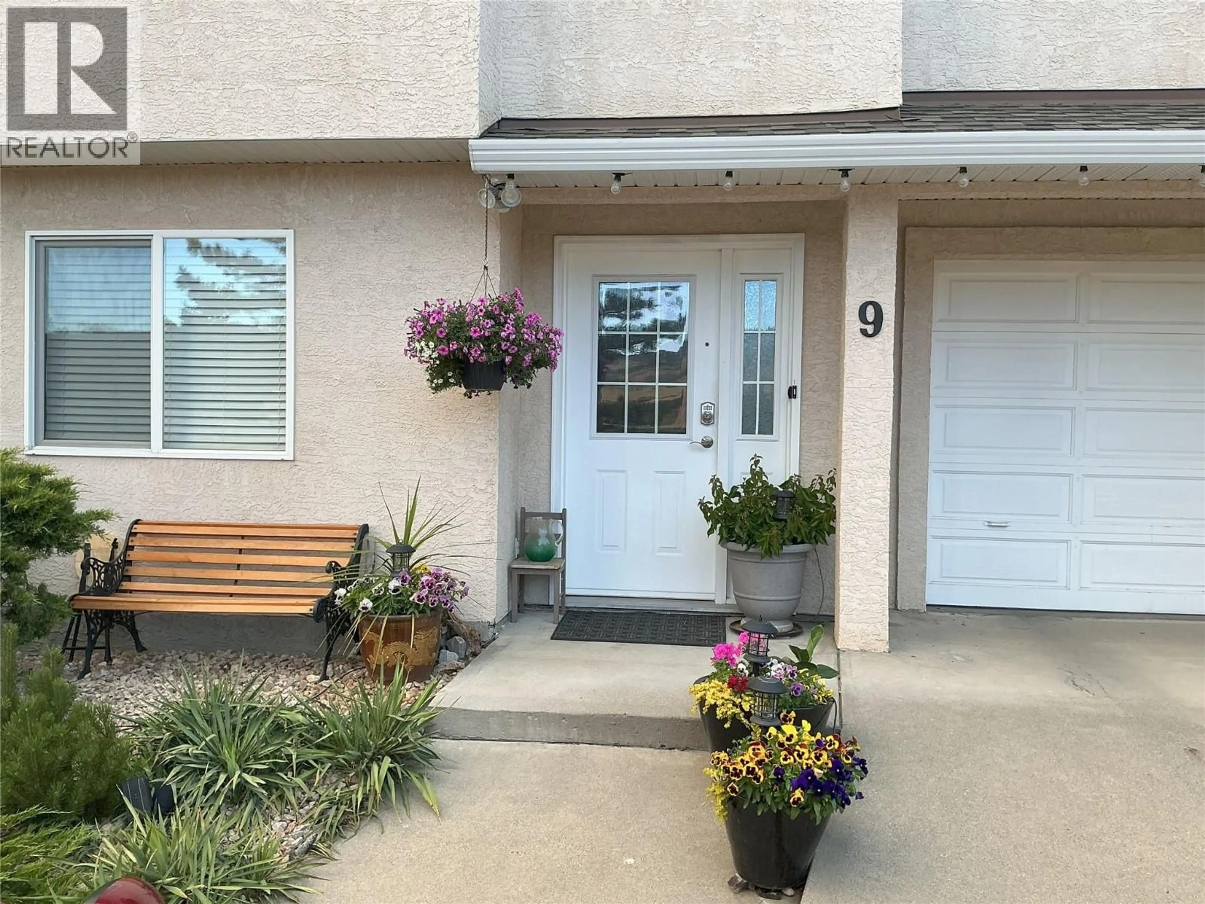 Indoor entryway for 9 - 5101 27 AVENUE, Vernon British Columbia V1T6L2
