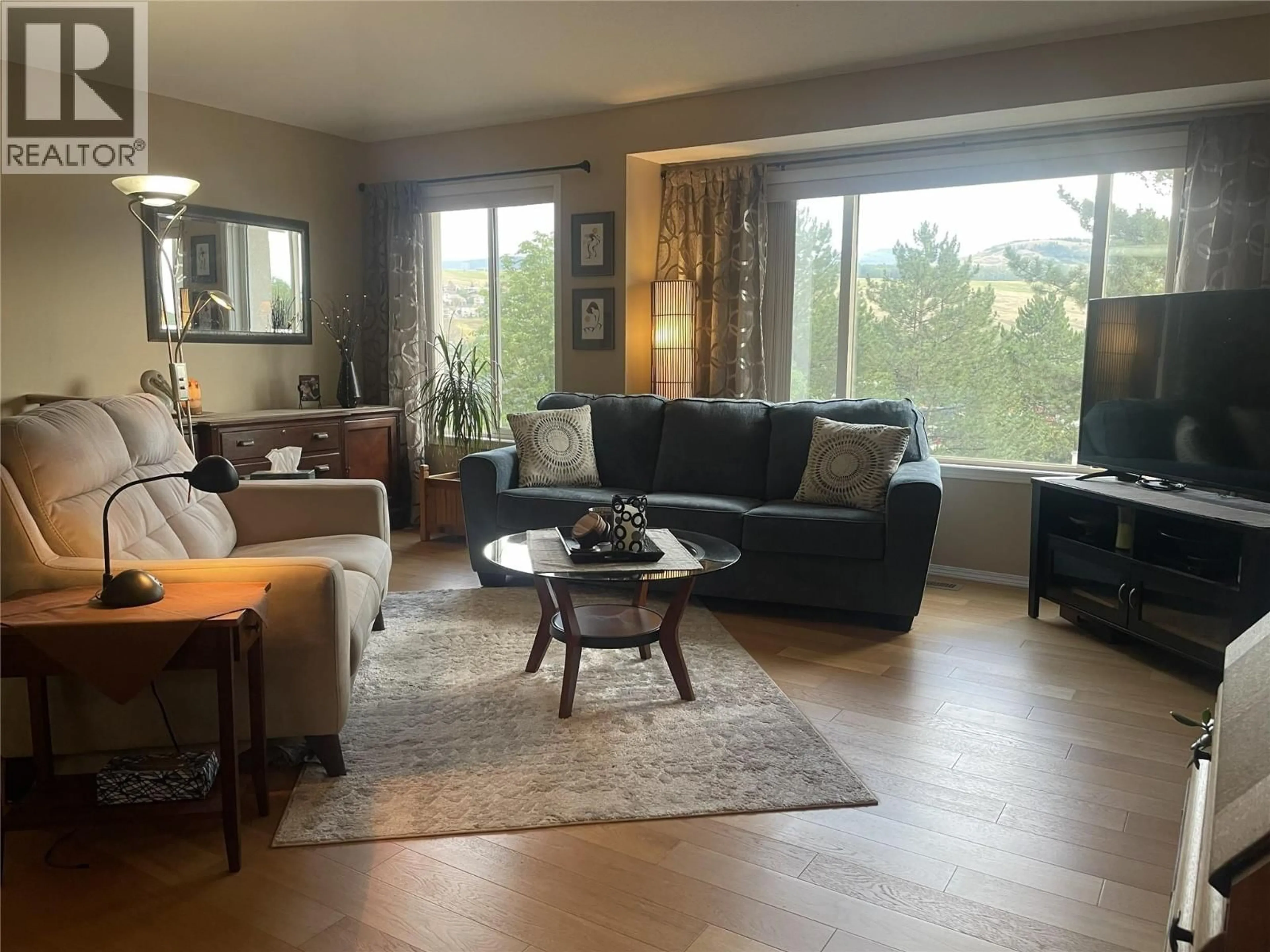 Living room with furniture, wood/laminate floor for 9 - 5101 27 AVENUE, Vernon British Columbia V1T6L2