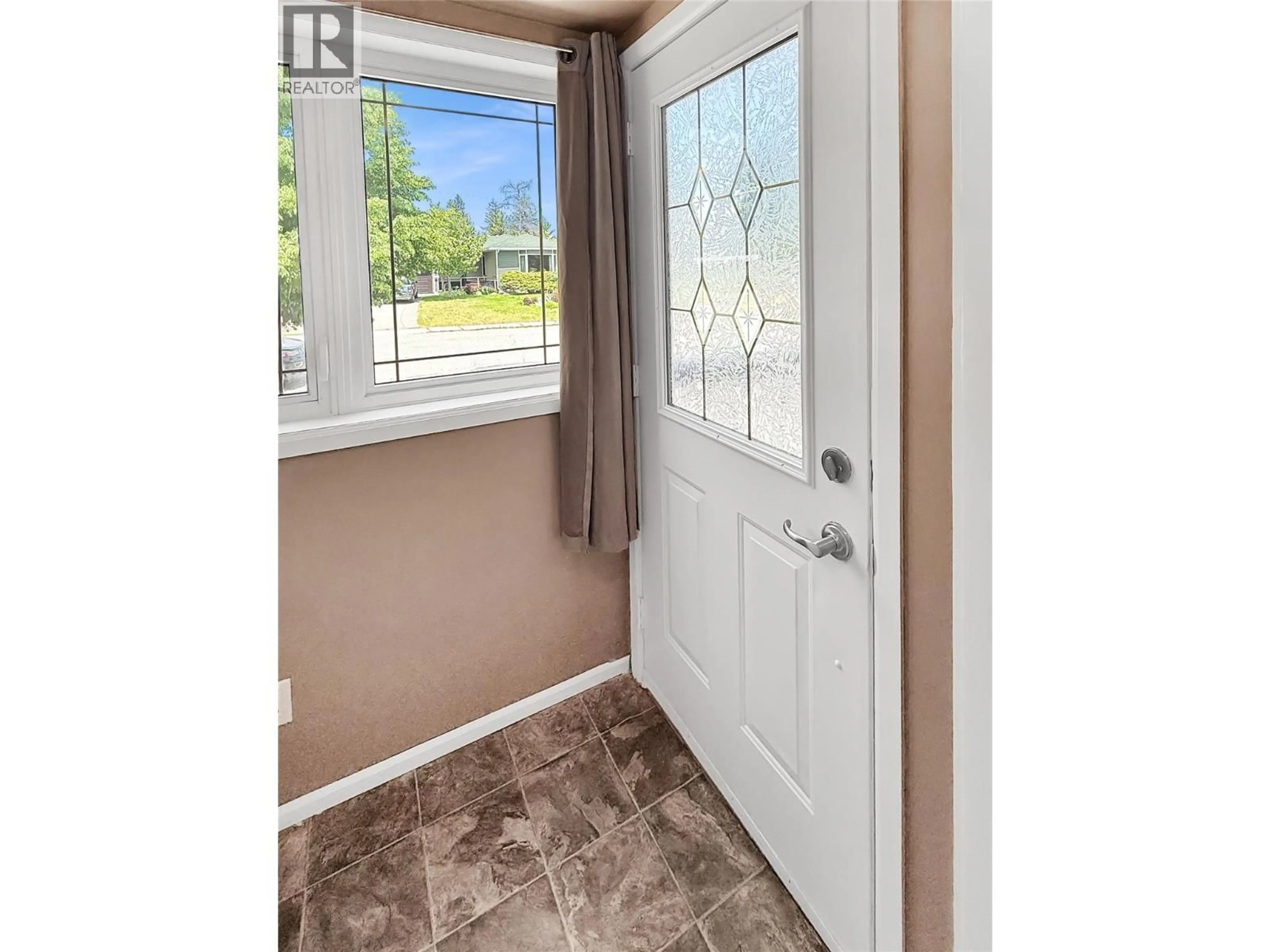Indoor entryway for 909 10TH S STREET, Cranbrook British Columbia V1C1S9