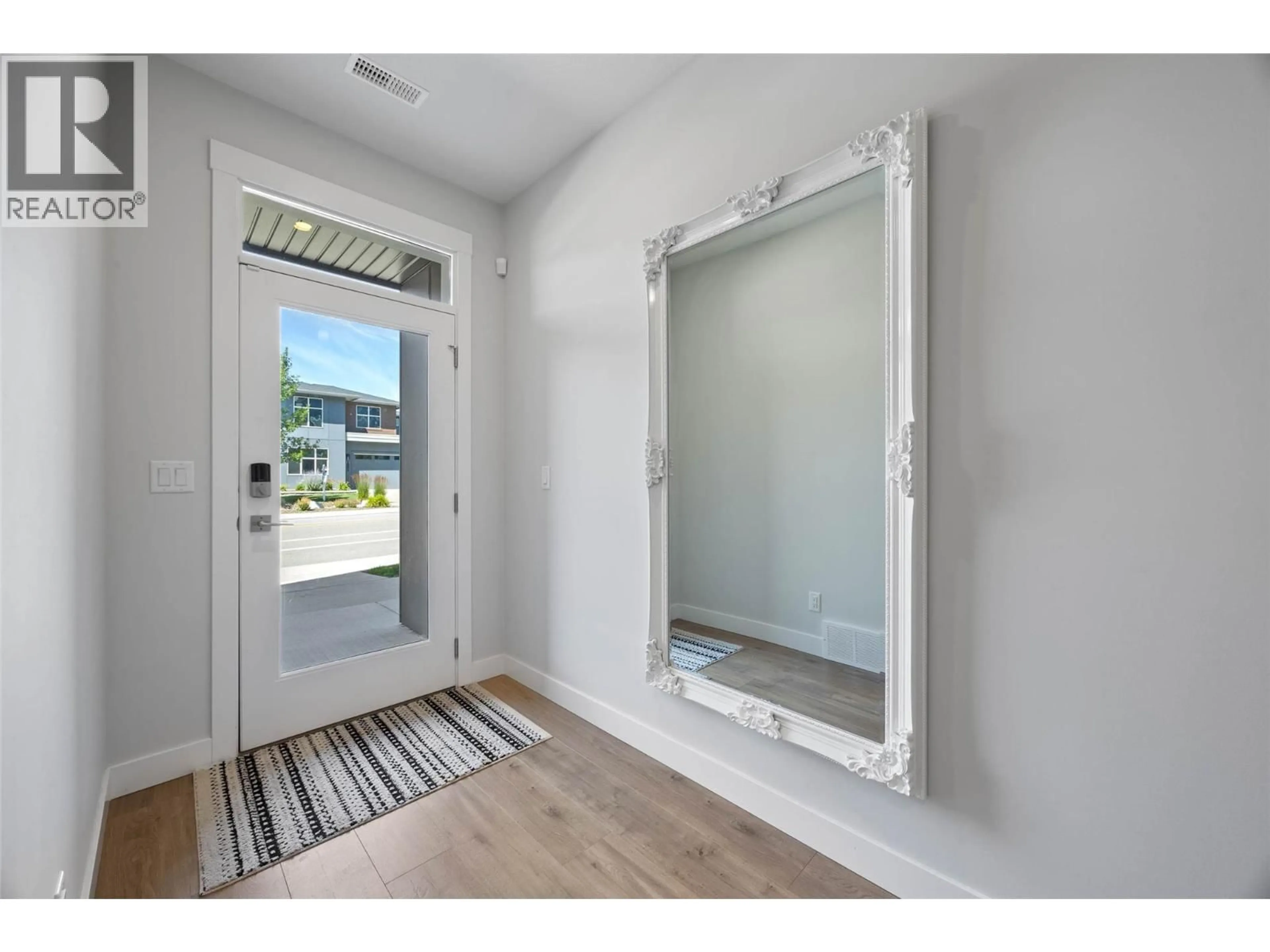 Indoor entryway for 113 - 1901 QU'APPELLE BOULEVARD, Kamloops British Columbia V2E0C9