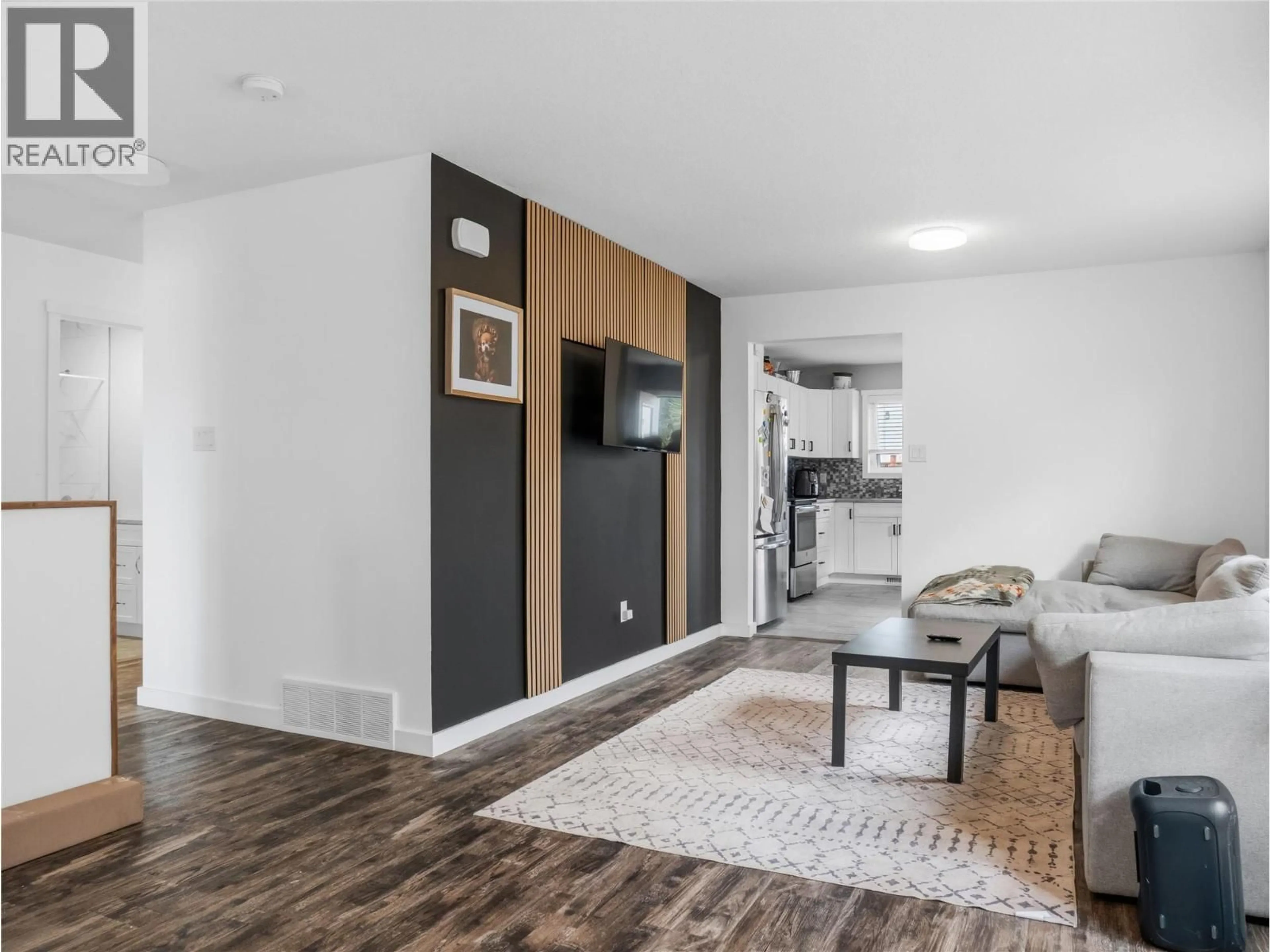 Indoor entryway for 1104 104 AVENUE, Dawson Creek British Columbia V1G2J2