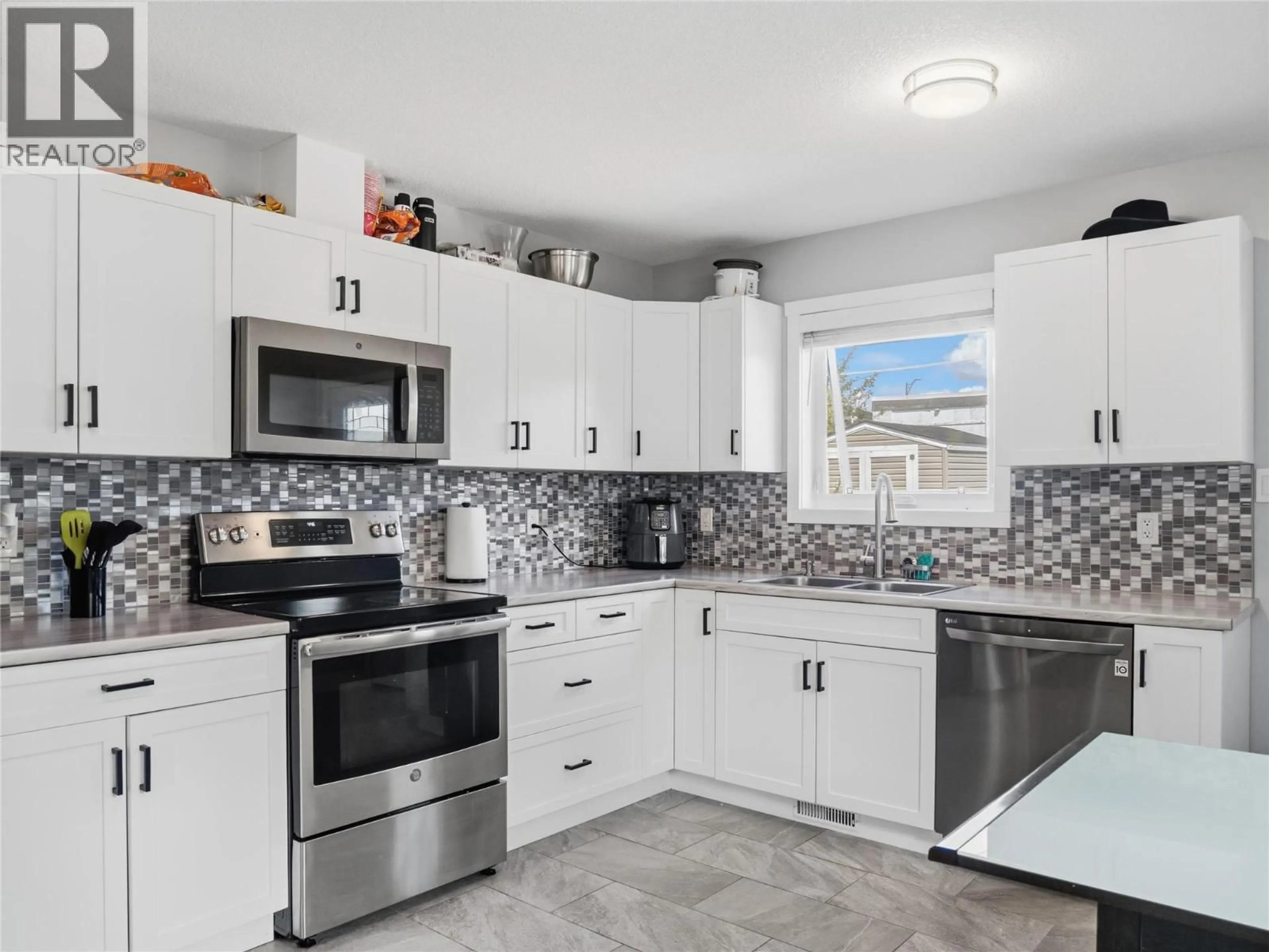 Open concept kitchen, ceramic/tile floor for 1104 104 AVENUE, Dawson Creek British Columbia V1G2J2