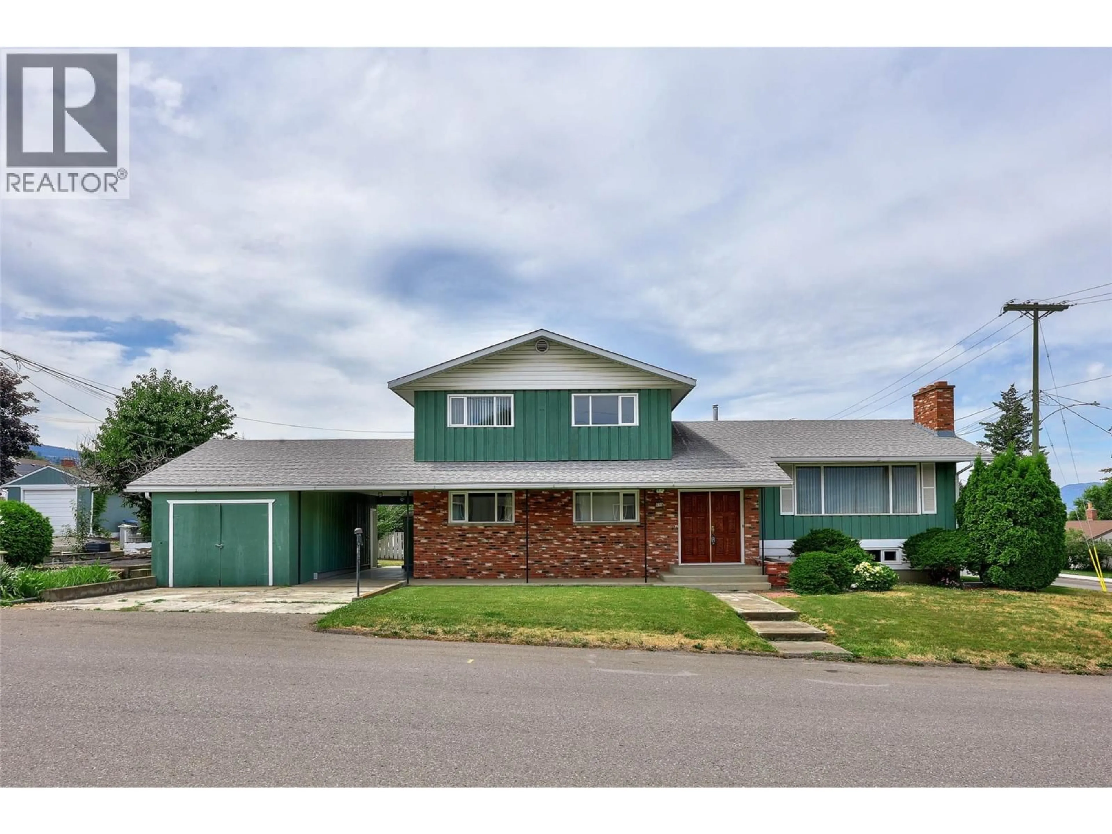 Home with vinyl exterior material, street for 650 13TH AVENUE, Kamloops British Columbia V2C3Y9