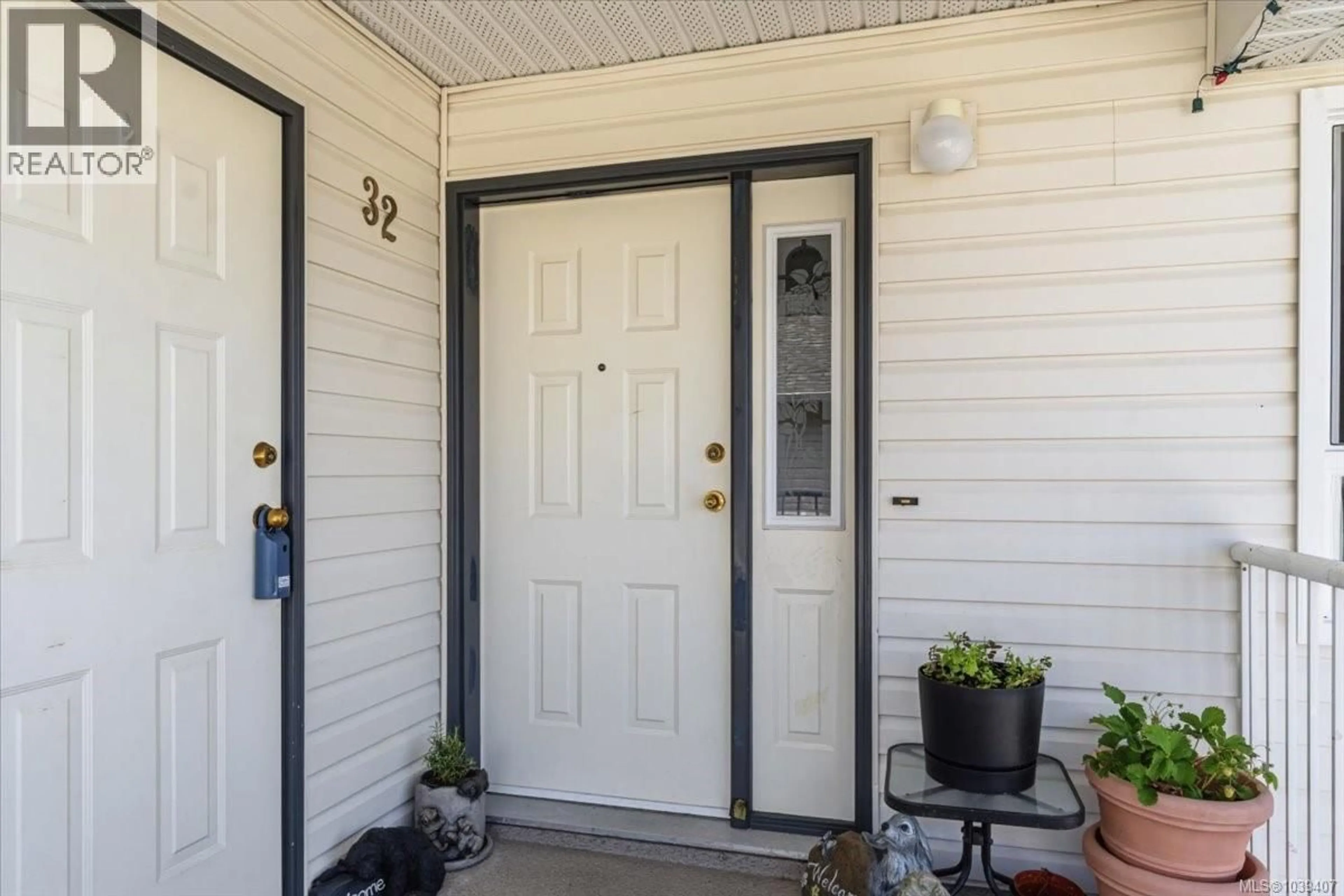 Indoor entryway for 32 - 6245 BLUEBACK ROAD, Nanaimo British Columbia V9V1N7
