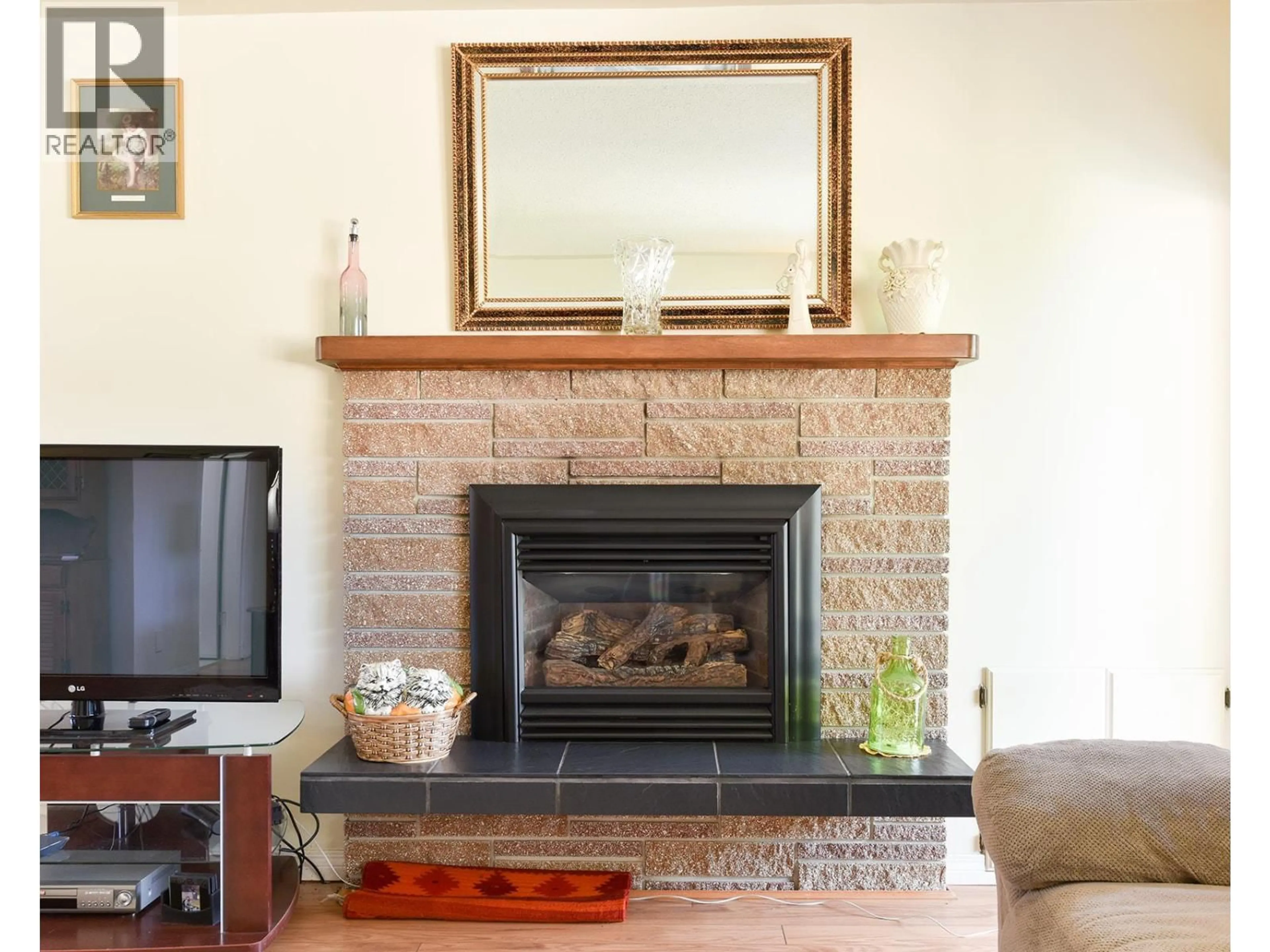 Living room with furniture, unknown for 52 GRANBY PLACE, Penticton British Columbia V2A2Z4