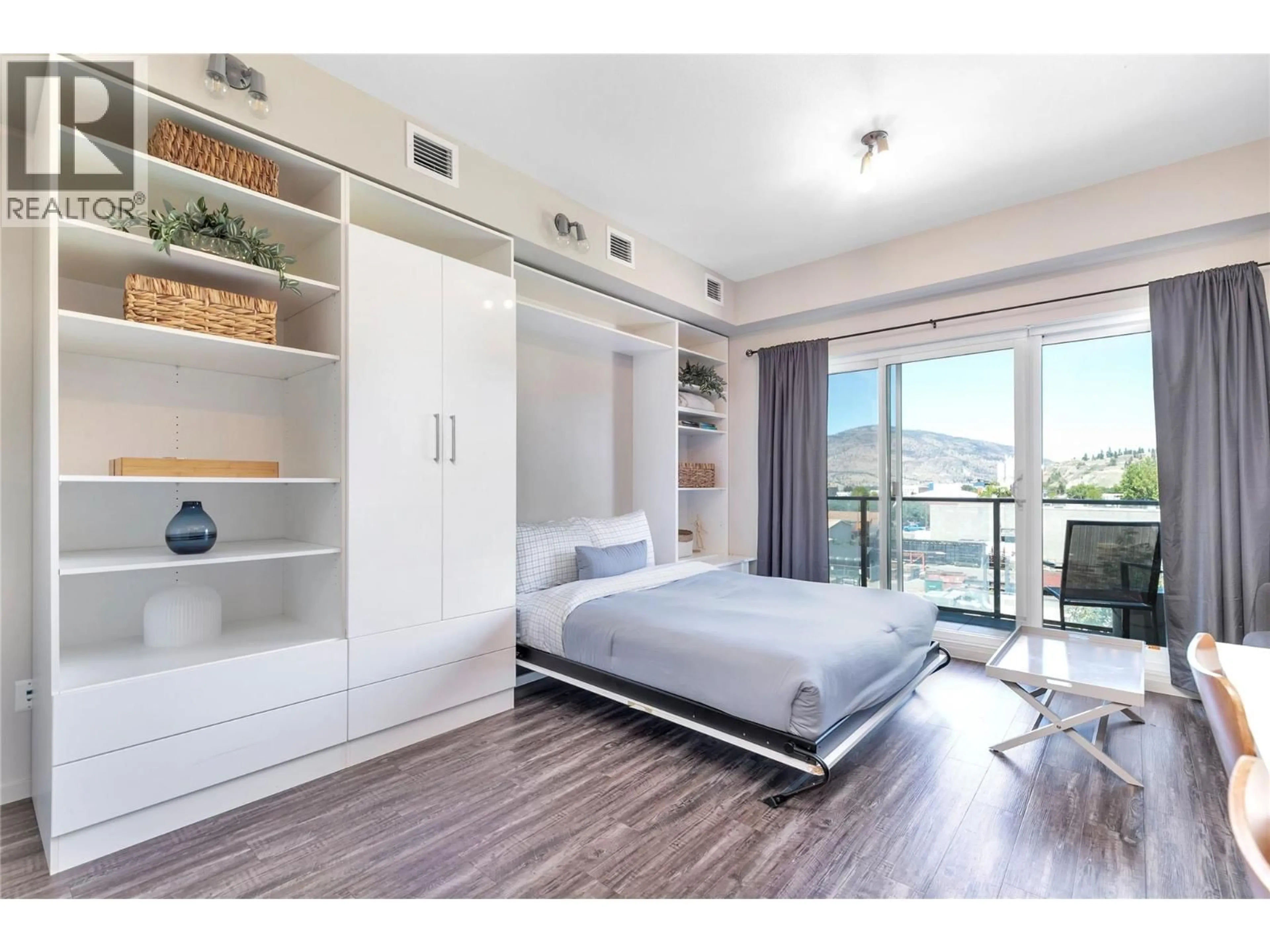 Bedroom with bed, wood/laminate floor for 406 - 1290 ST. PAUL STREET, Kelowna British Columbia V1Y2C9