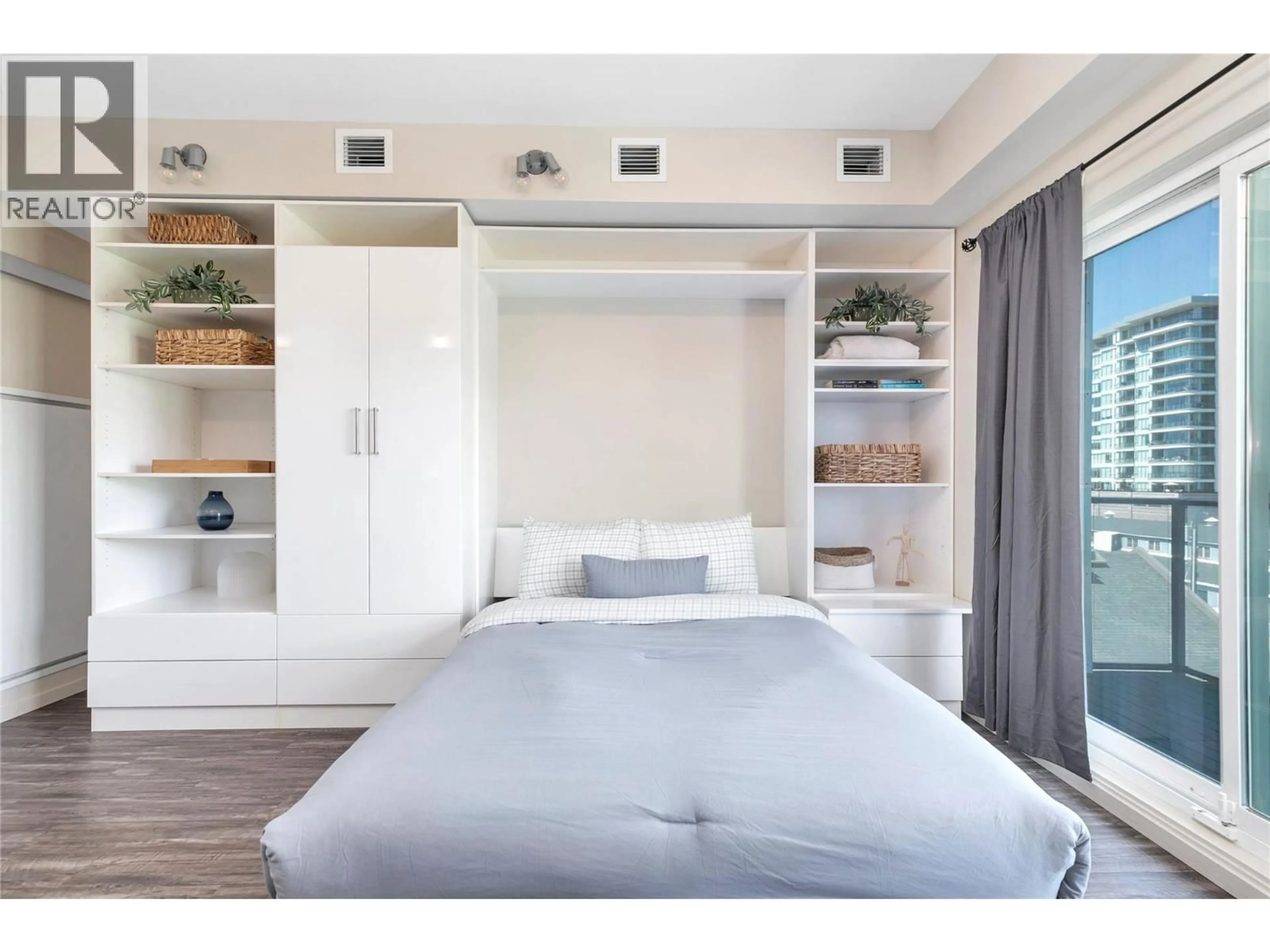 Bedroom with bed, wood/laminate floor for 406 - 1290 ST. PAUL STREET, Kelowna British Columbia V1Y2C9