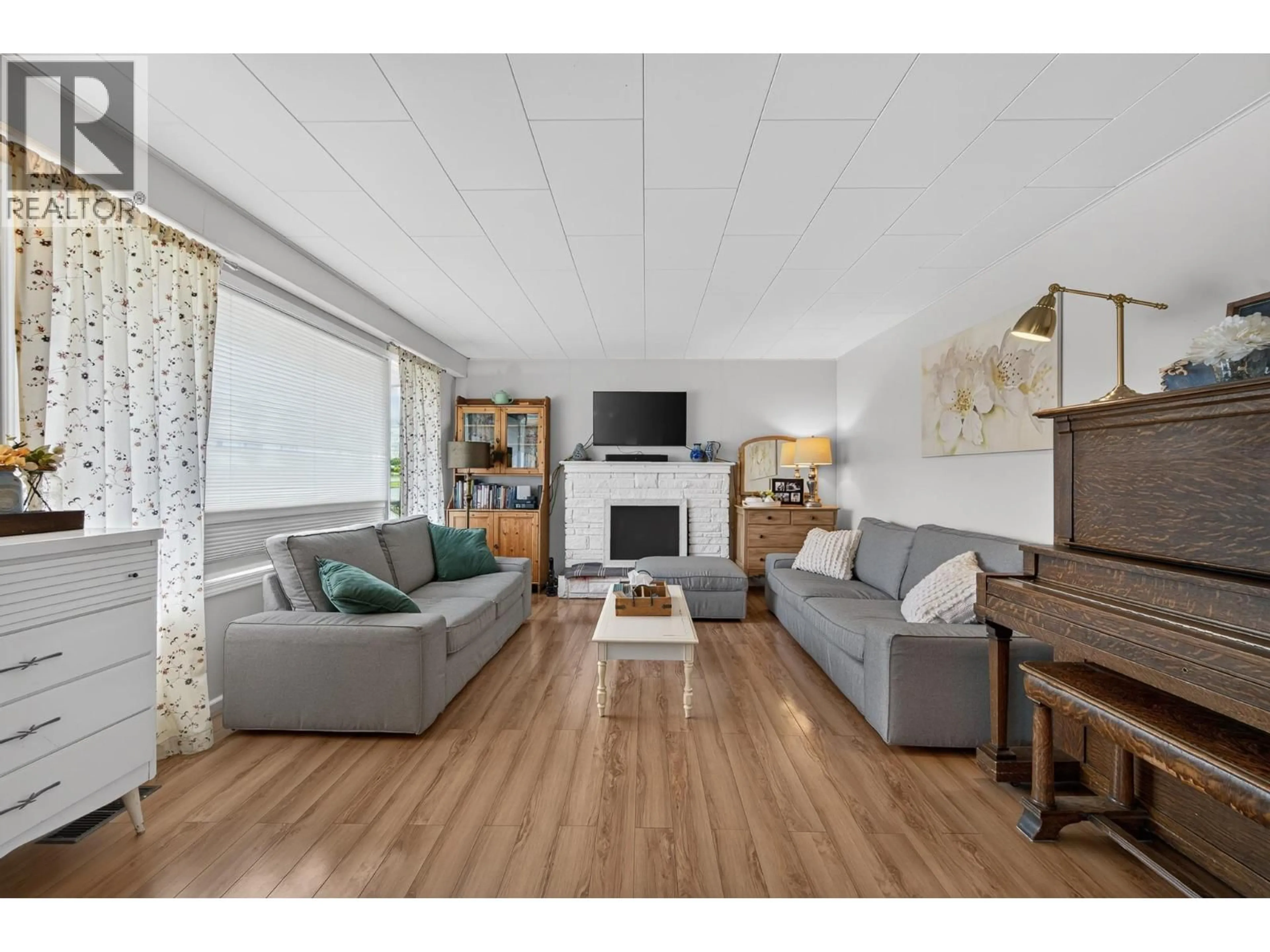 Living room with furniture, wood/laminate floor for 229 NELSON AVENUE, Kamloops British Columbia V2B1M4