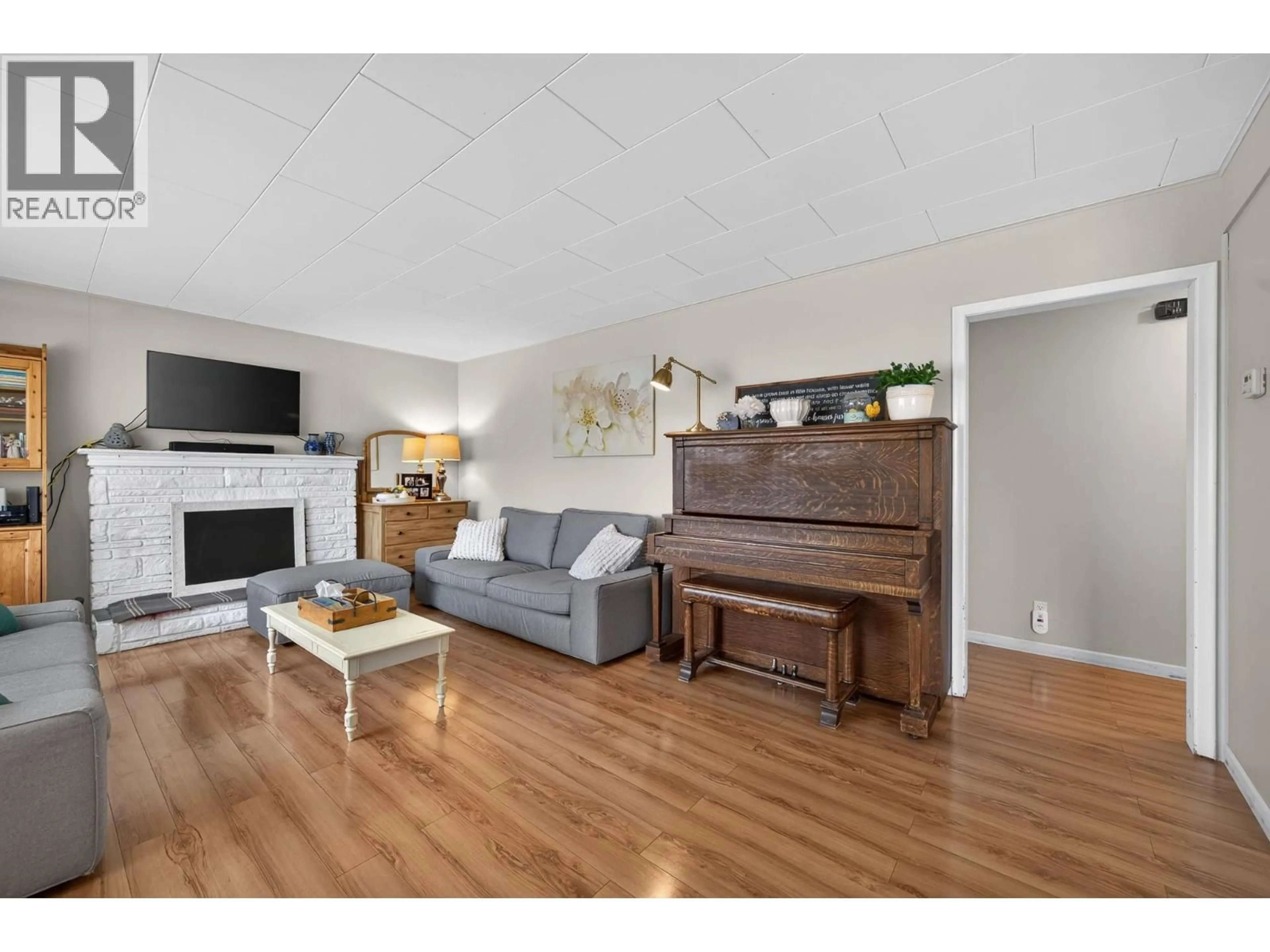 Living room with furniture, wood/laminate floor for 229 NELSON AVENUE, Kamloops British Columbia V2B1M4