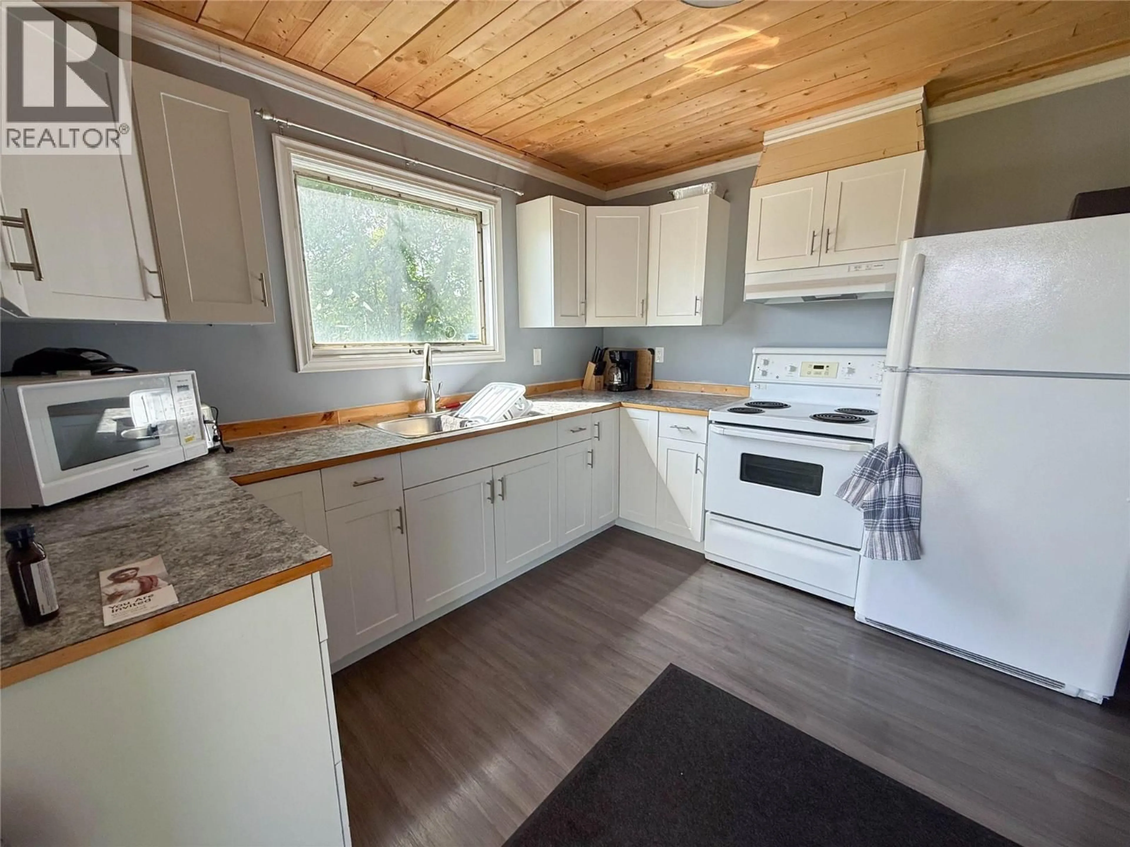 Standard kitchen, wood/laminate floor for 5024 49 AVENUE NORTHWEST, Chetwynd British Columbia V0C1J0