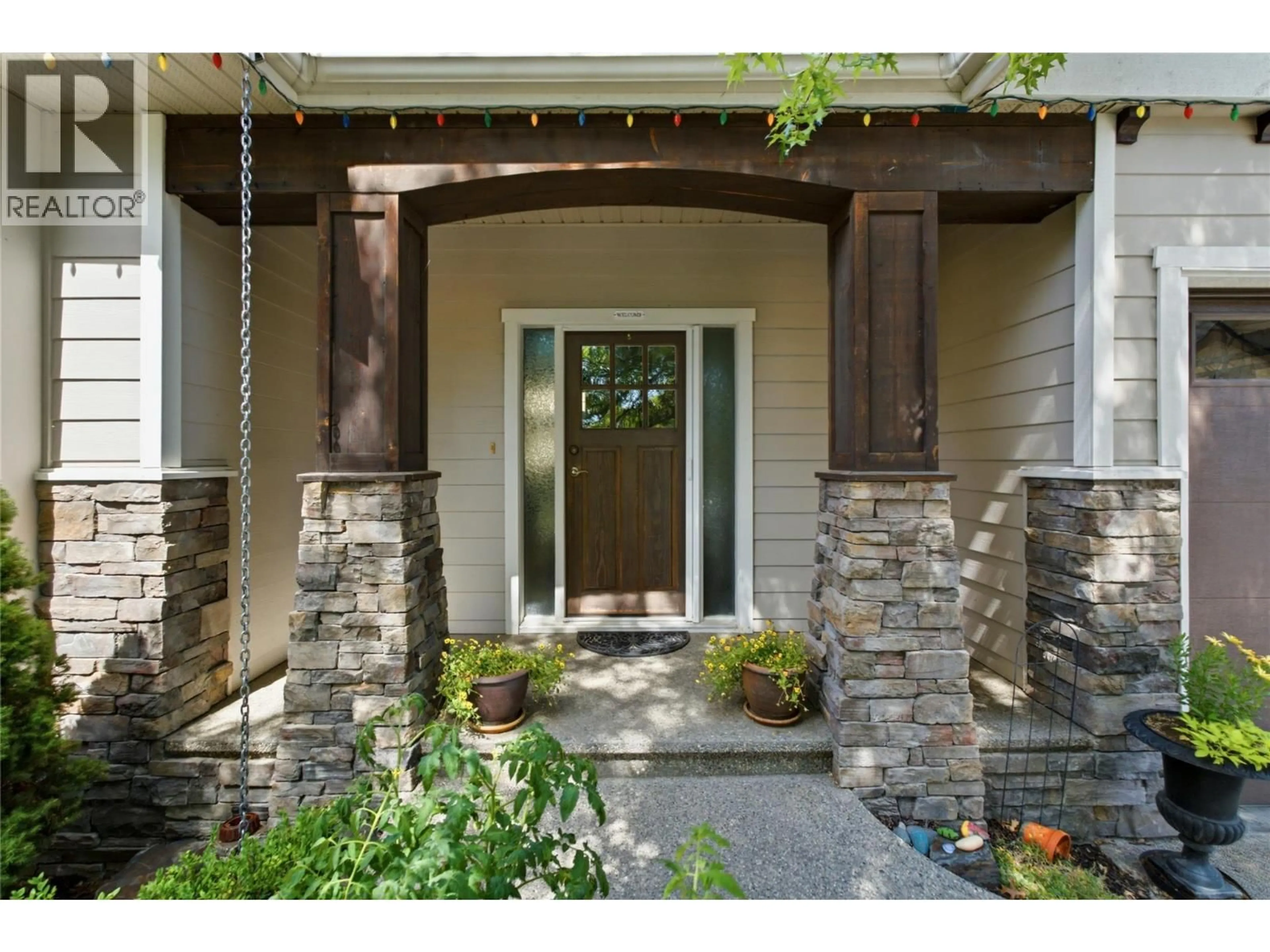 Indoor entryway for 746 LONG RIDGE DRIVE SOUTH, Kelowna British Columbia V1V2R9