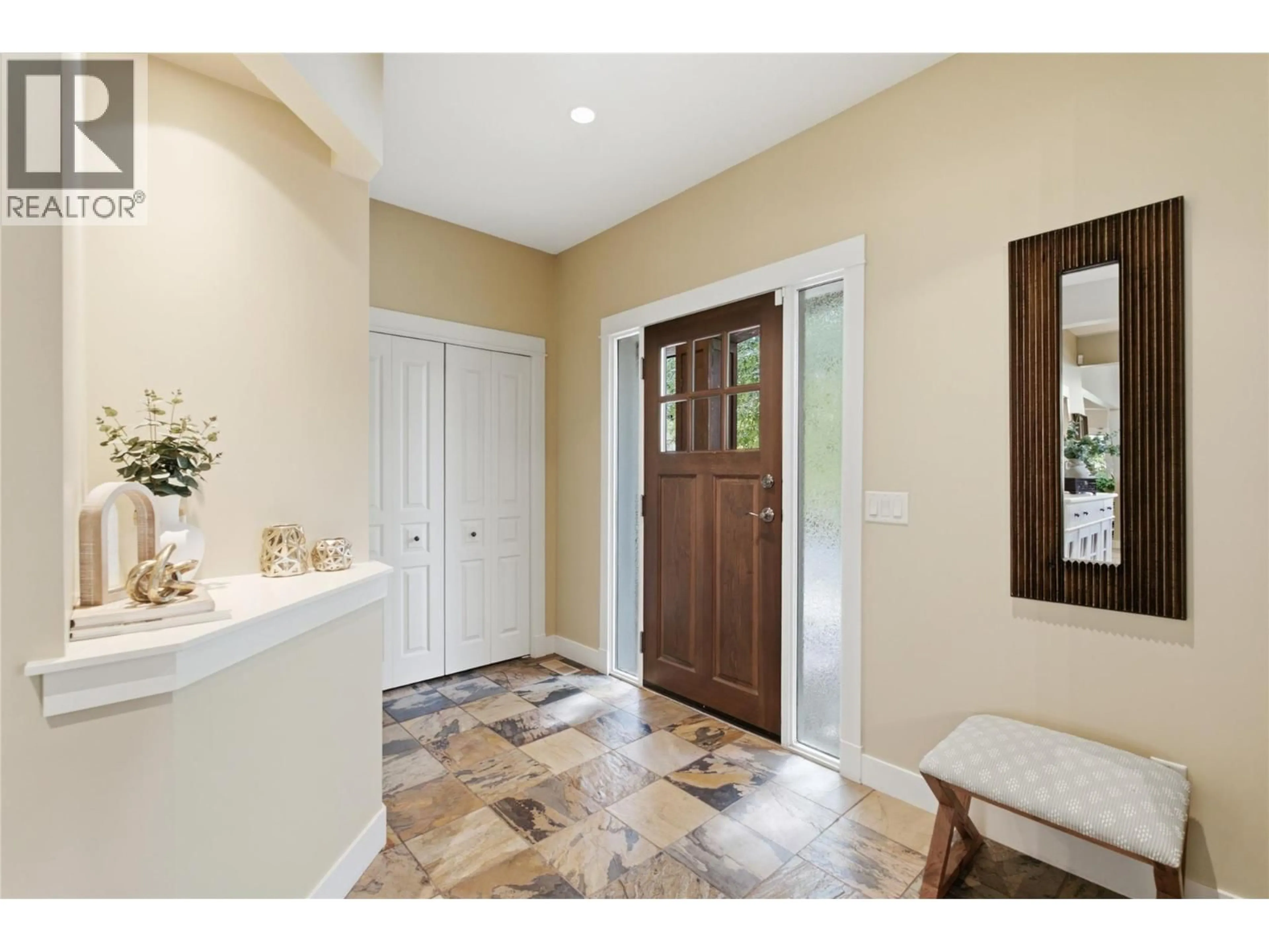 Indoor entryway for 746 LONG RIDGE DRIVE SOUTH, Kelowna British Columbia V1V2R9