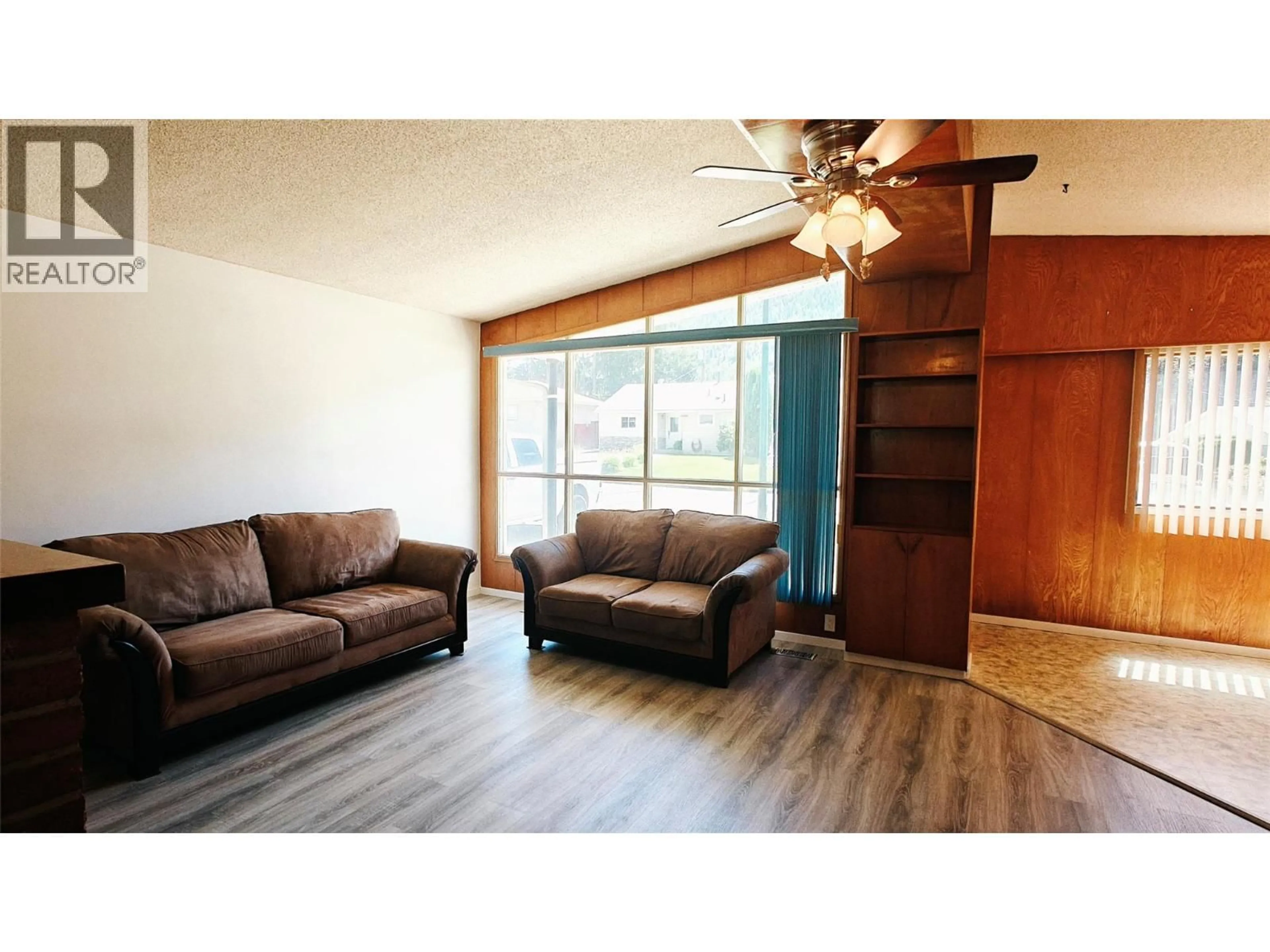 Living room with furniture, wood/laminate floor for 3415 MARIGOLD DRIVE, Trail British Columbia V1R2X7