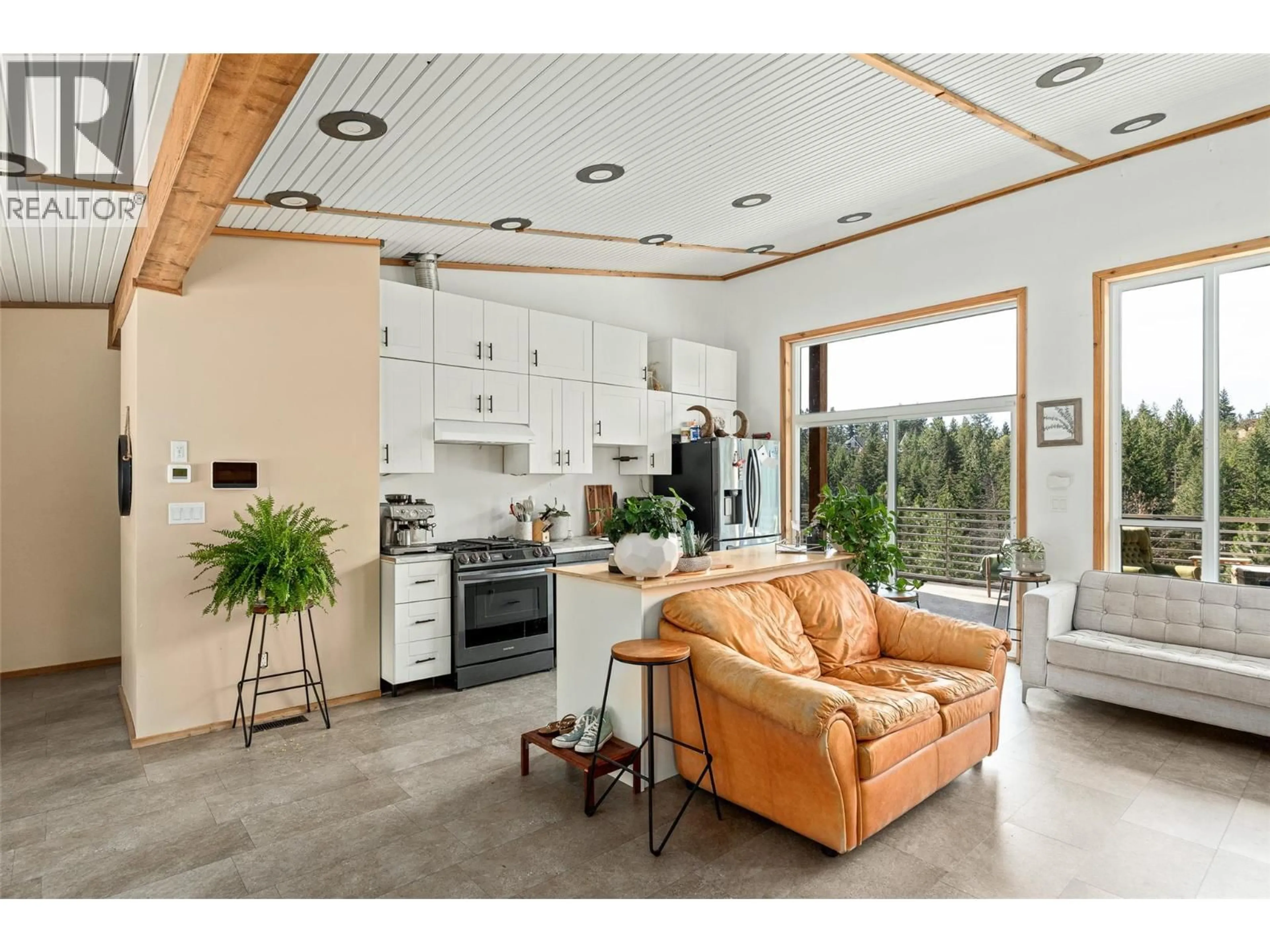 Open concept kitchen, ceramic/tile floor for 378 LAKEWOOD ROAD, Vernon British Columbia V1T7Z3