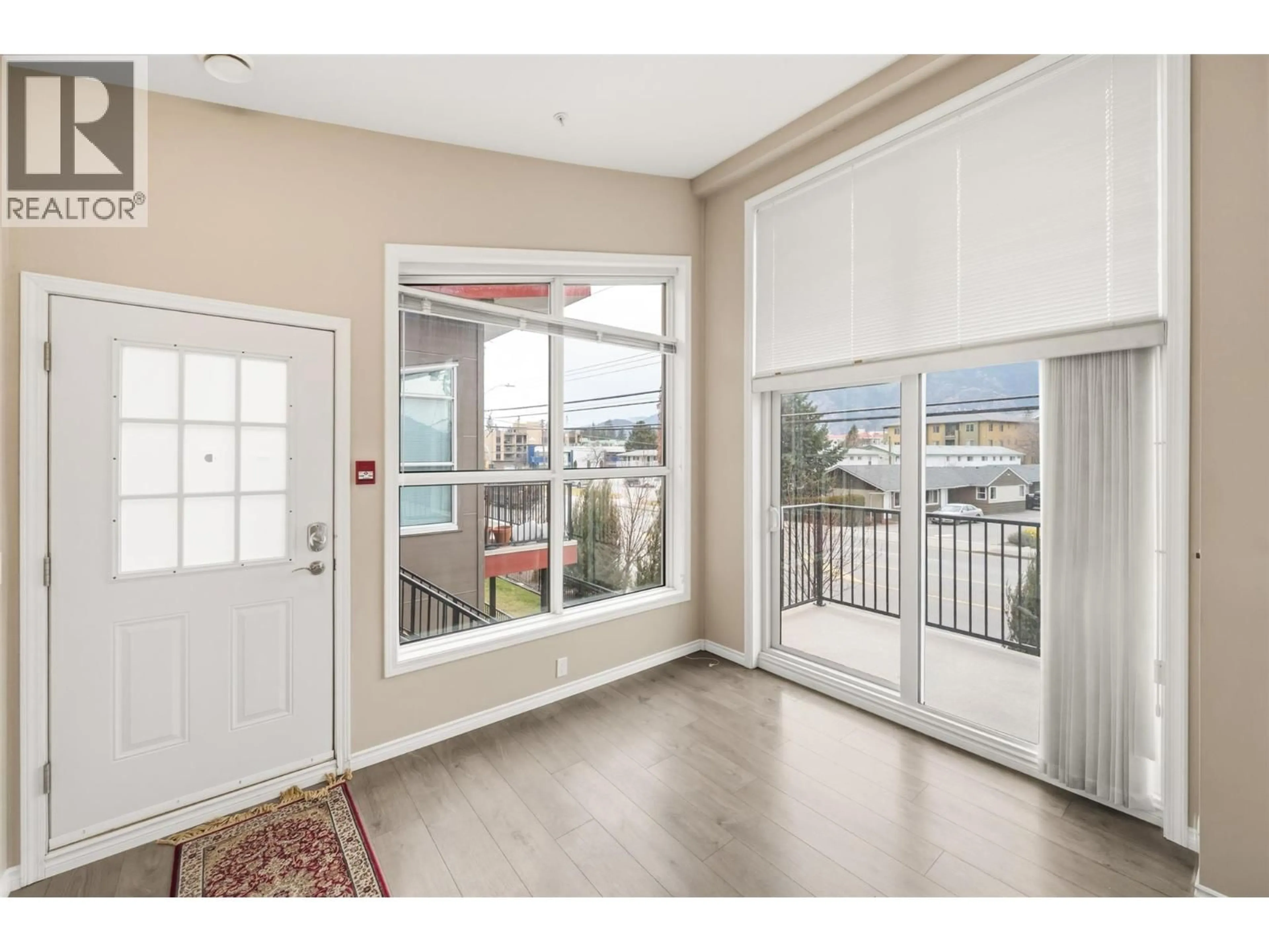Indoor entryway for 201 - 3388 SKAHA LAKE ROAD, Penticton British Columbia V2A6G4