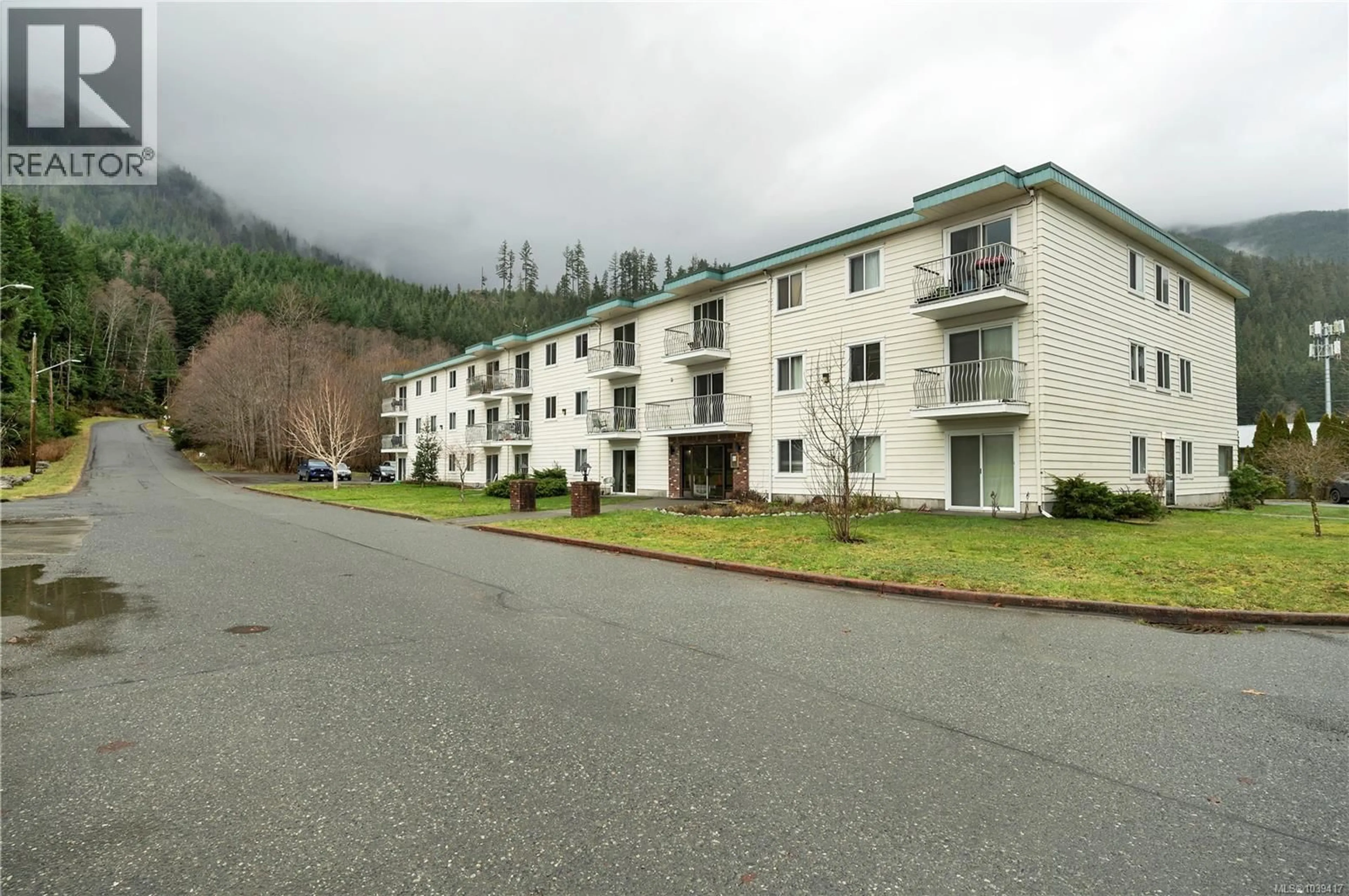 Patio, mountain view for 307 - 611 MACMILLAN DRIVE, Sayward British Columbia V0P1R0