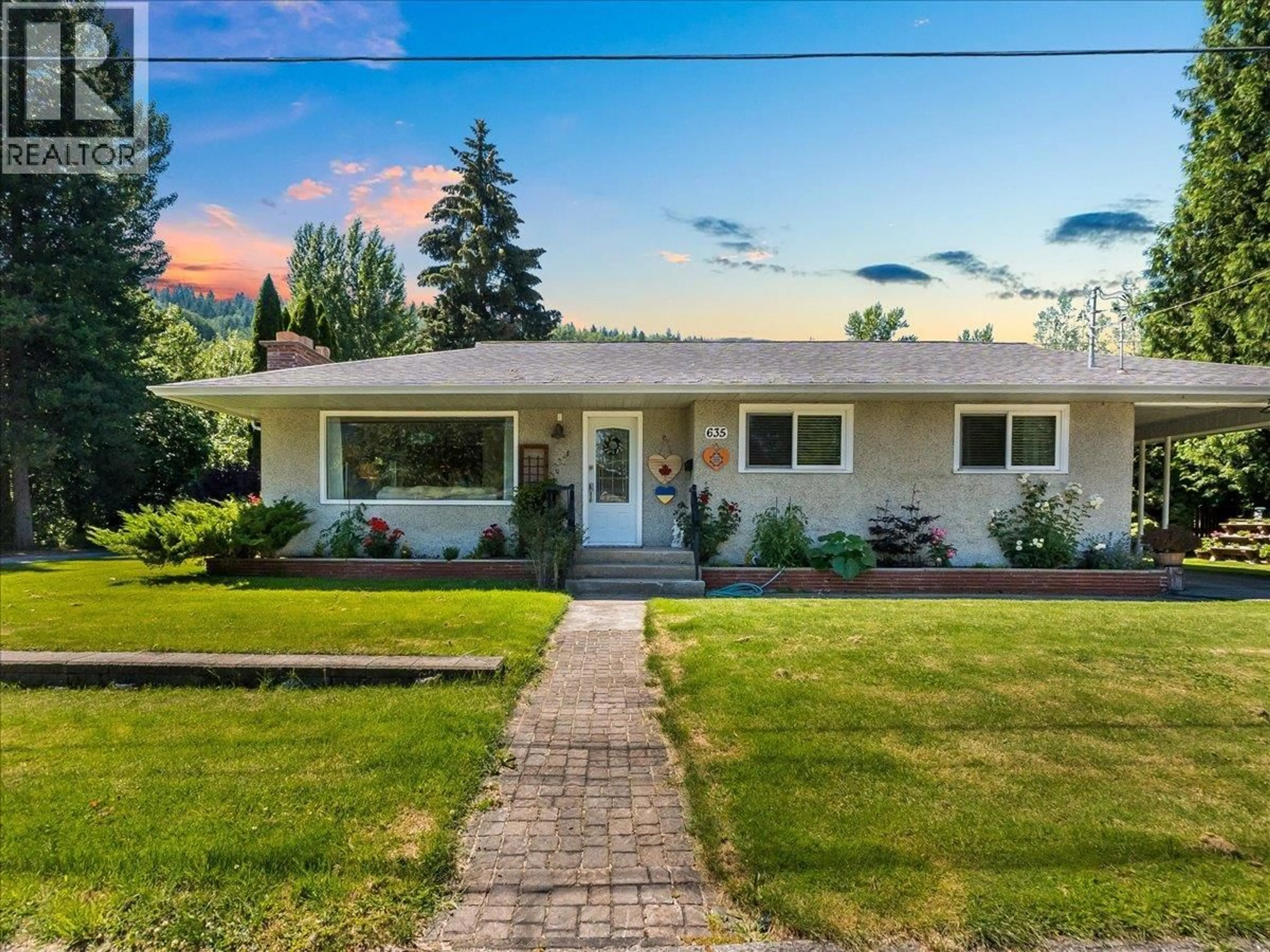 Home with vinyl exterior material, street for 635 JACOBS STREET, Warfield British Columbia V1R2C9
