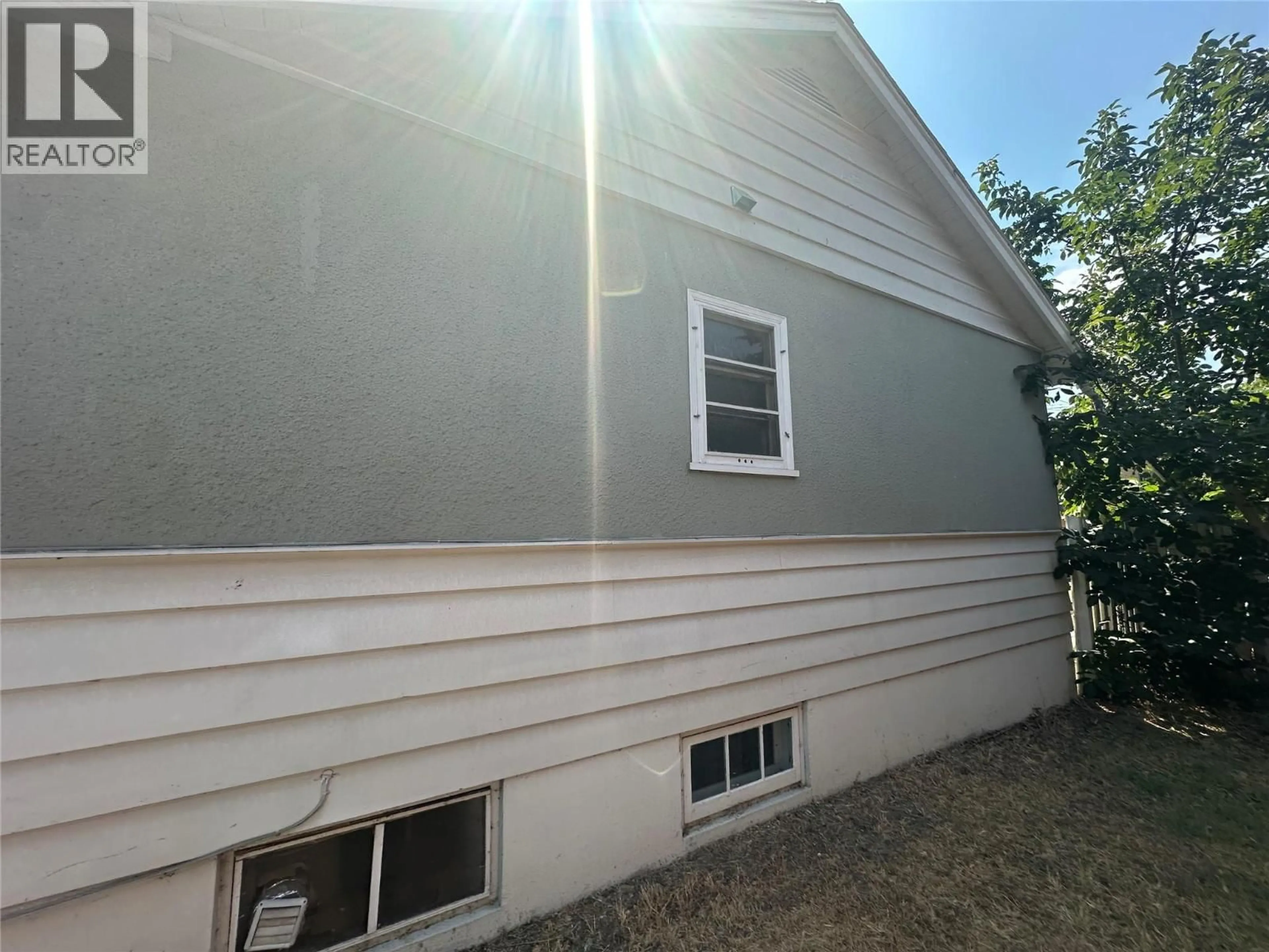 Home with vinyl exterior material, building for 2038 RICHTER STREET, Kelowna British Columbia V1Y2N5