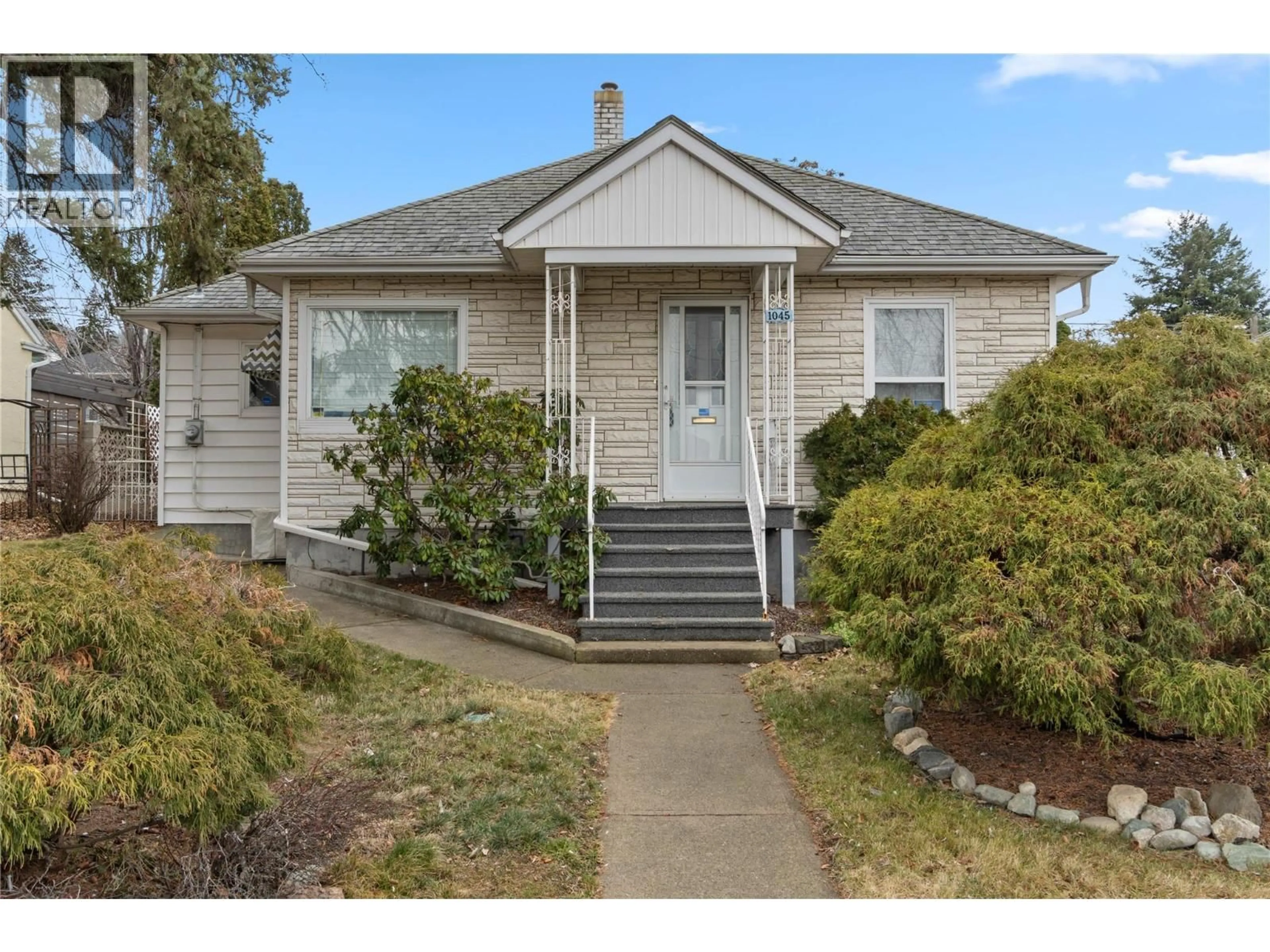 Home with vinyl exterior material, street for 1045 DOMINION STREET, Kamloops British Columbia V2C2Y4