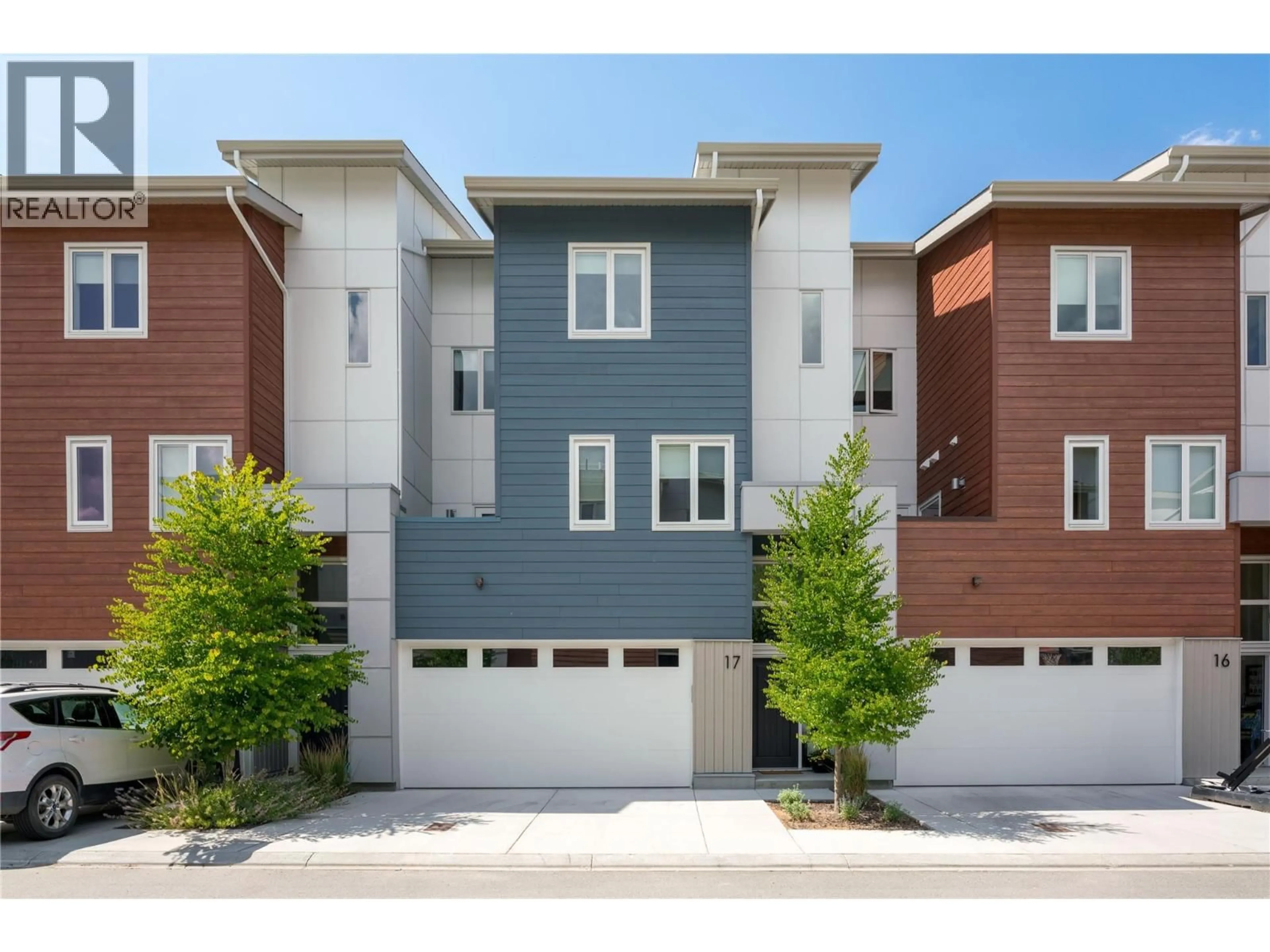Home with vinyl exterior material, street for 17 - 3719 WOODSDALE ROAD, Lake Country British Columbia V4V1X2