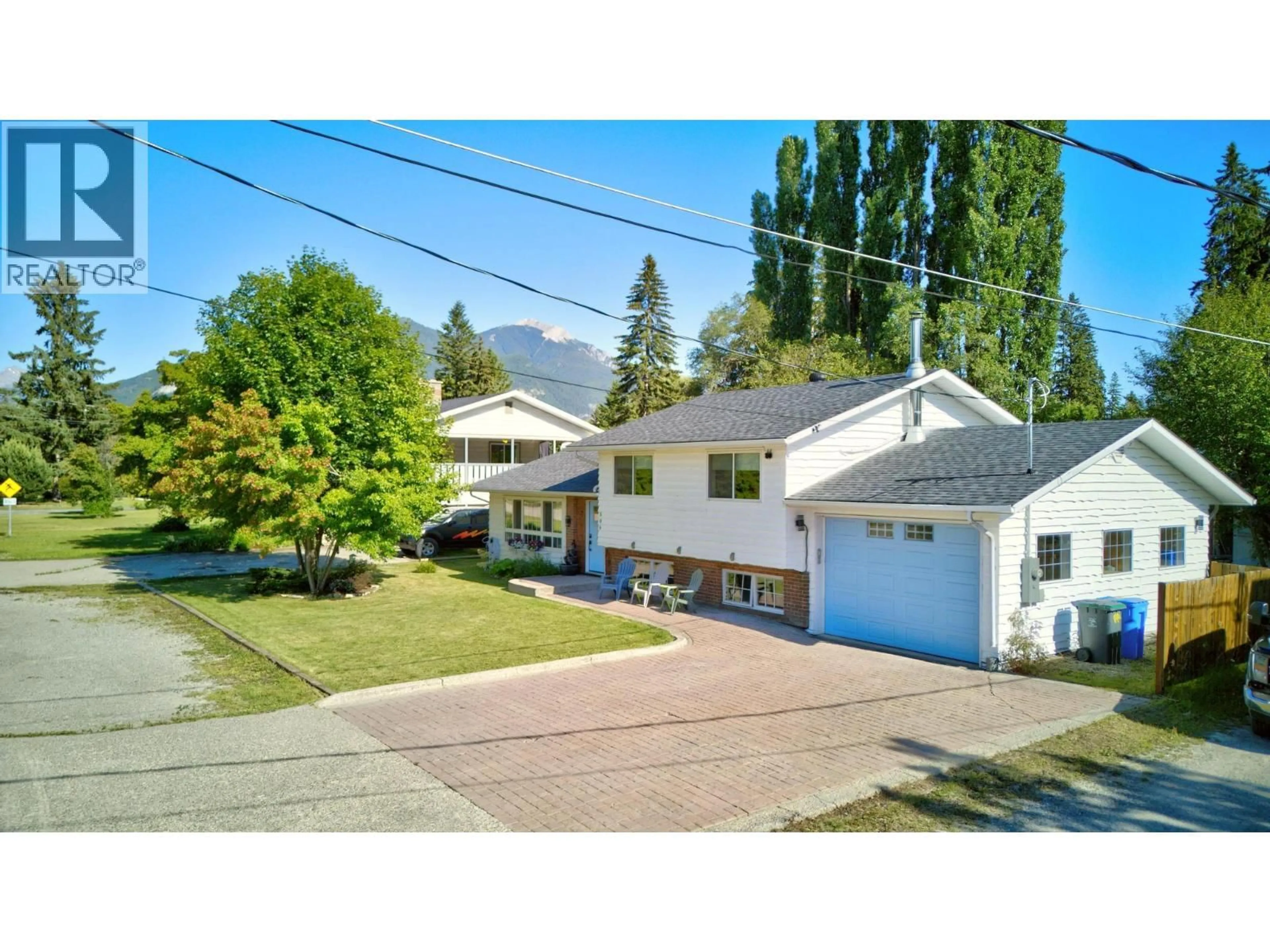 A pic from outside/outdoor area/front of a property/back of a property/a pic from drone, street for 506 5TH STREET, Golden British Columbia V0A1H0