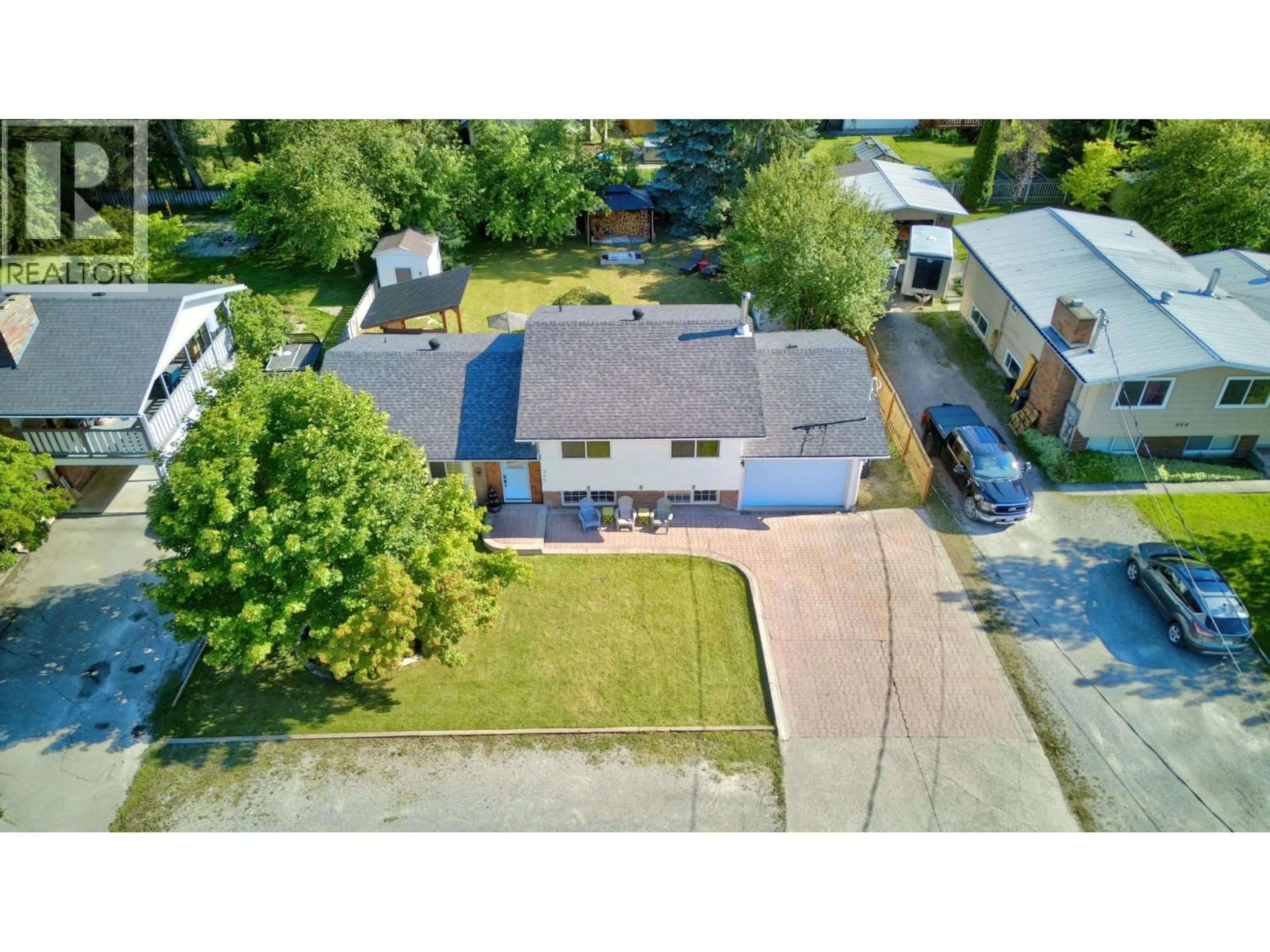 A pic from outside/outdoor area/front of a property/back of a property/a pic from drone, street for 506 5TH STREET, Golden British Columbia V0A1H0