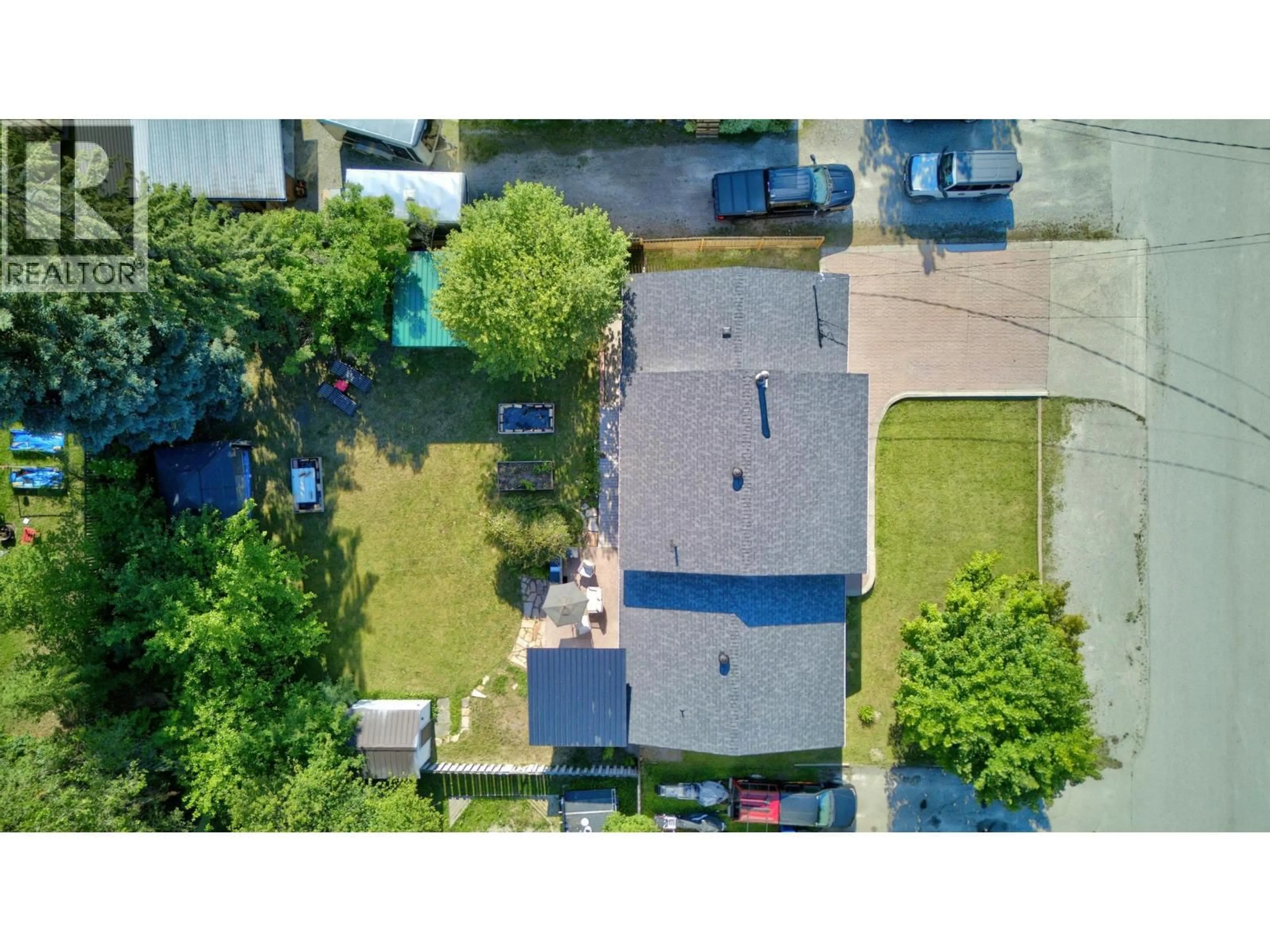 A pic from outside/outdoor area/front of a property/back of a property/a pic from drone, street for 506 5TH STREET, Golden British Columbia V0A1H0
