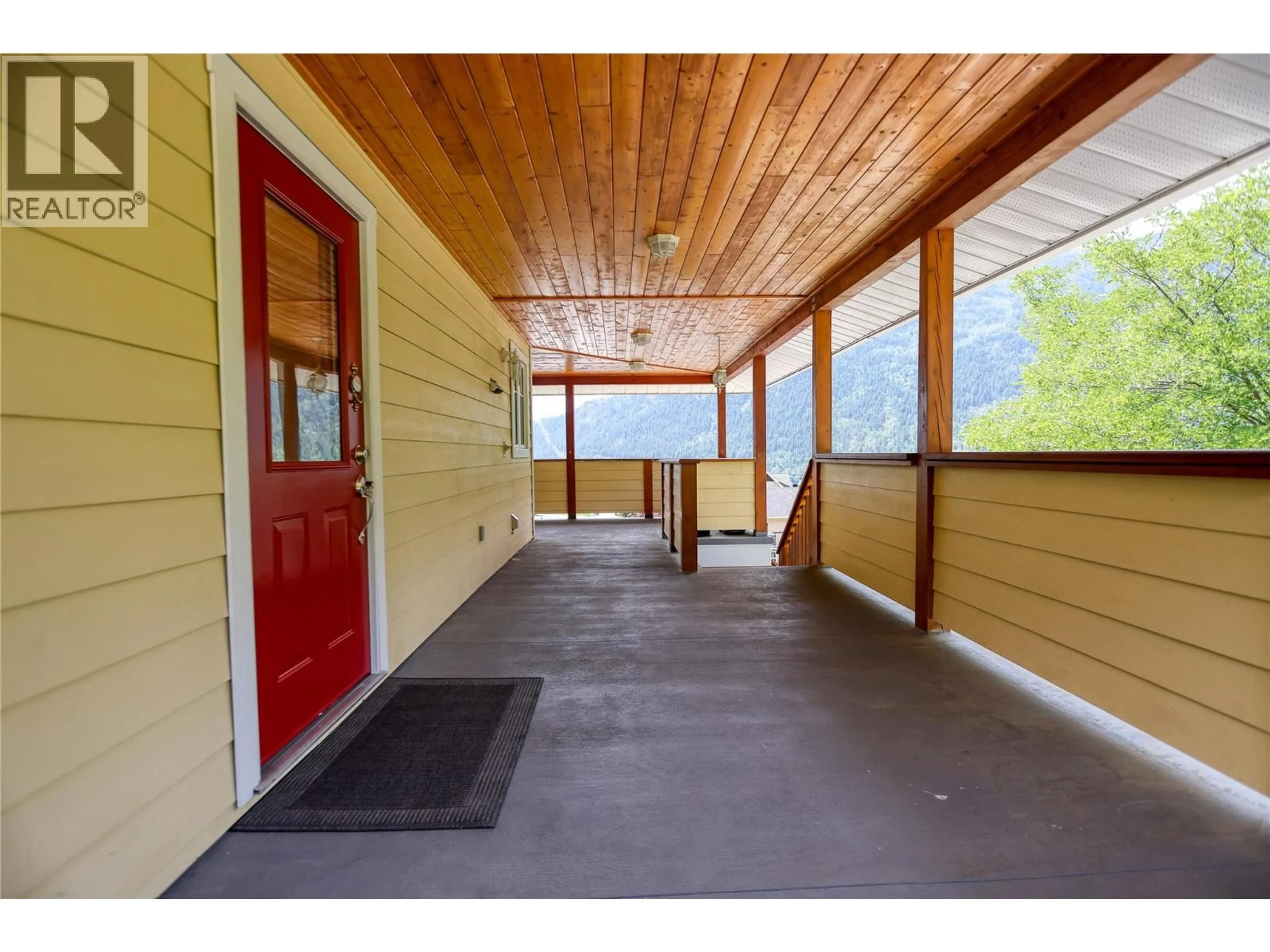 Indoor entryway for 522 FOSTER PLACE, Nelson British Columbia V1L7A9
