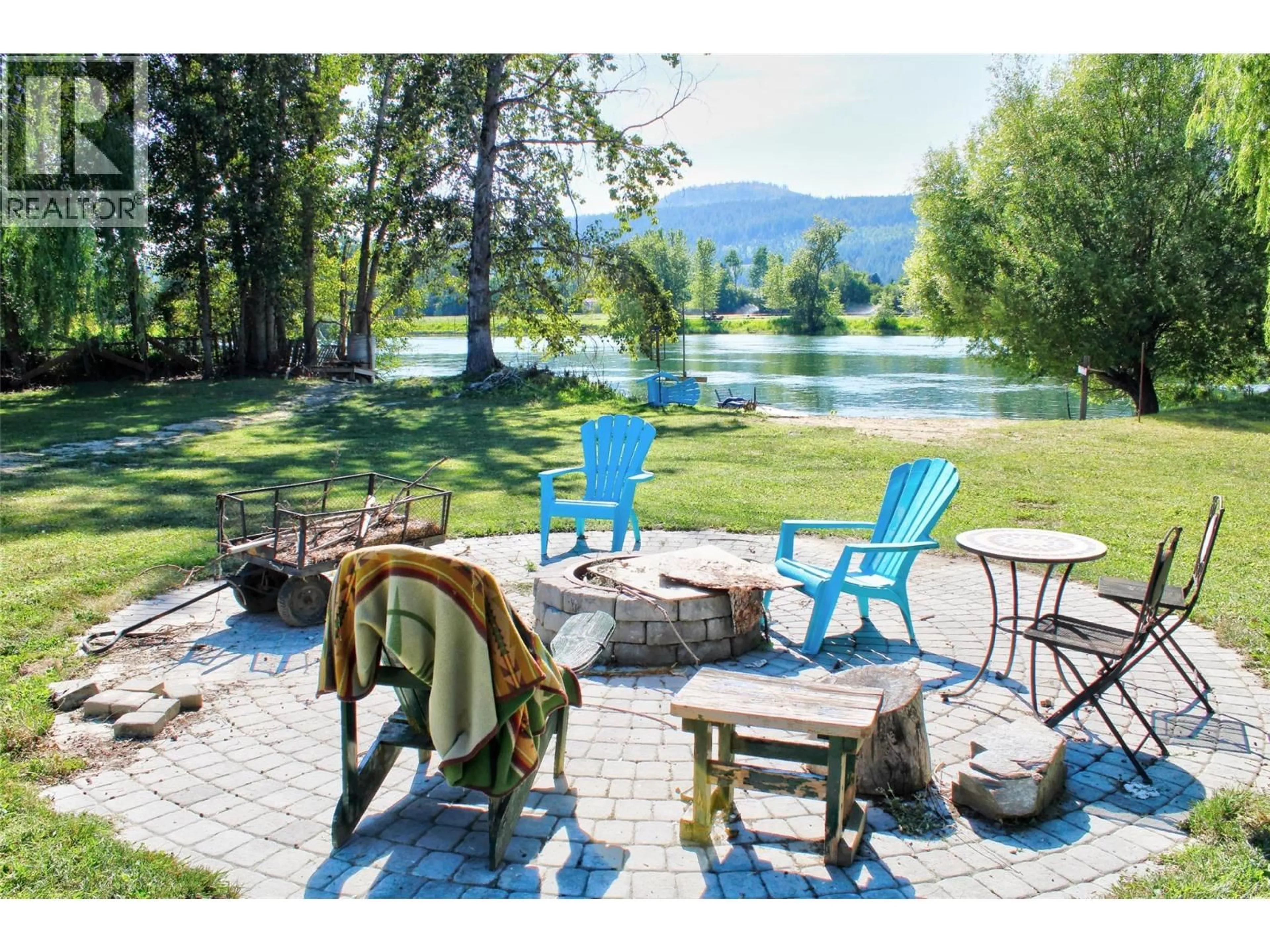 Patio, water/lake/river/ocean view for 7120 97A HIGHWAY, Grindrod British Columbia V0E1Y0