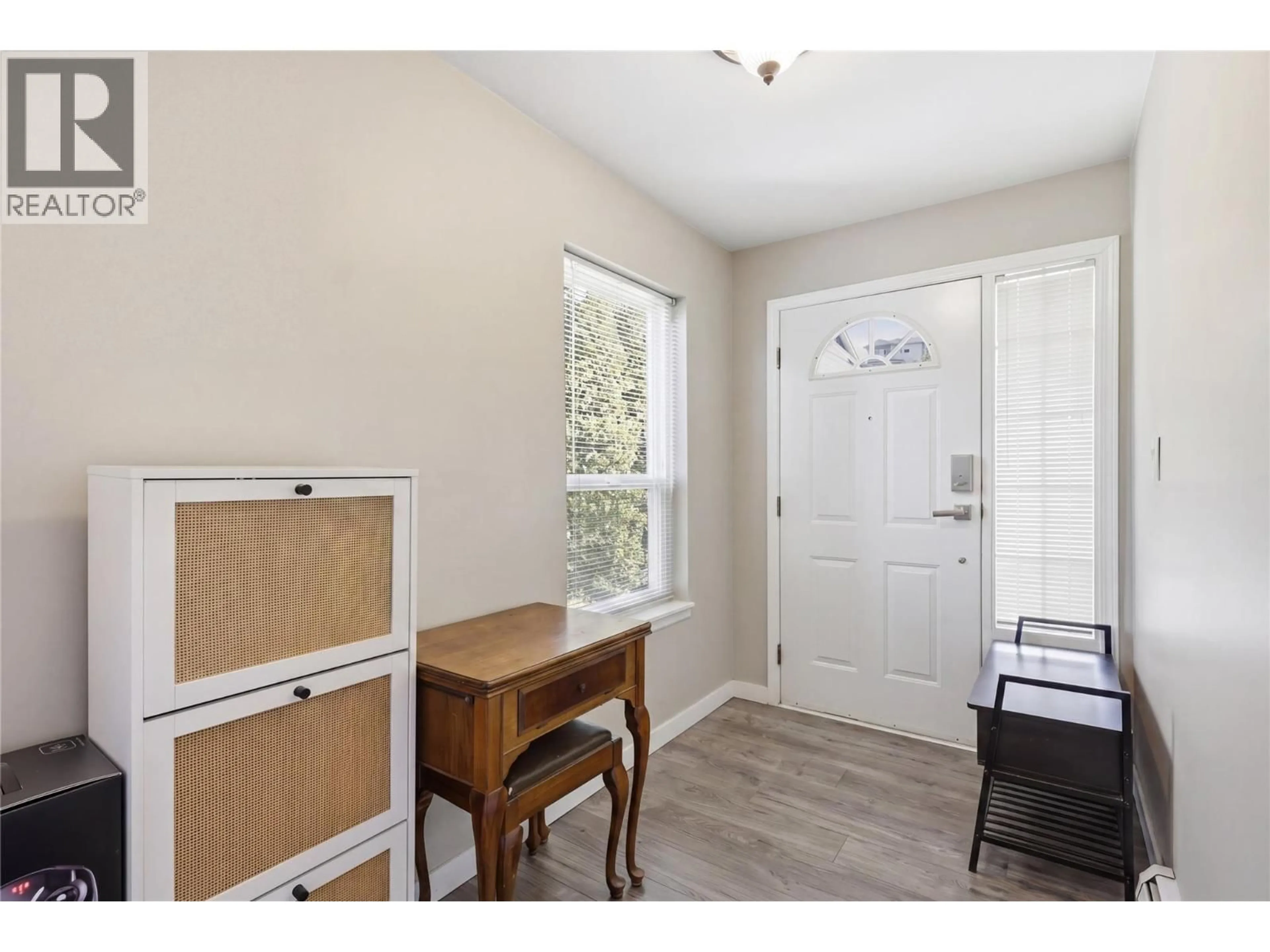 Indoor entryway for 7 - 750 DUNROBIN DRIVE, Kamloops British Columbia V1S1X3