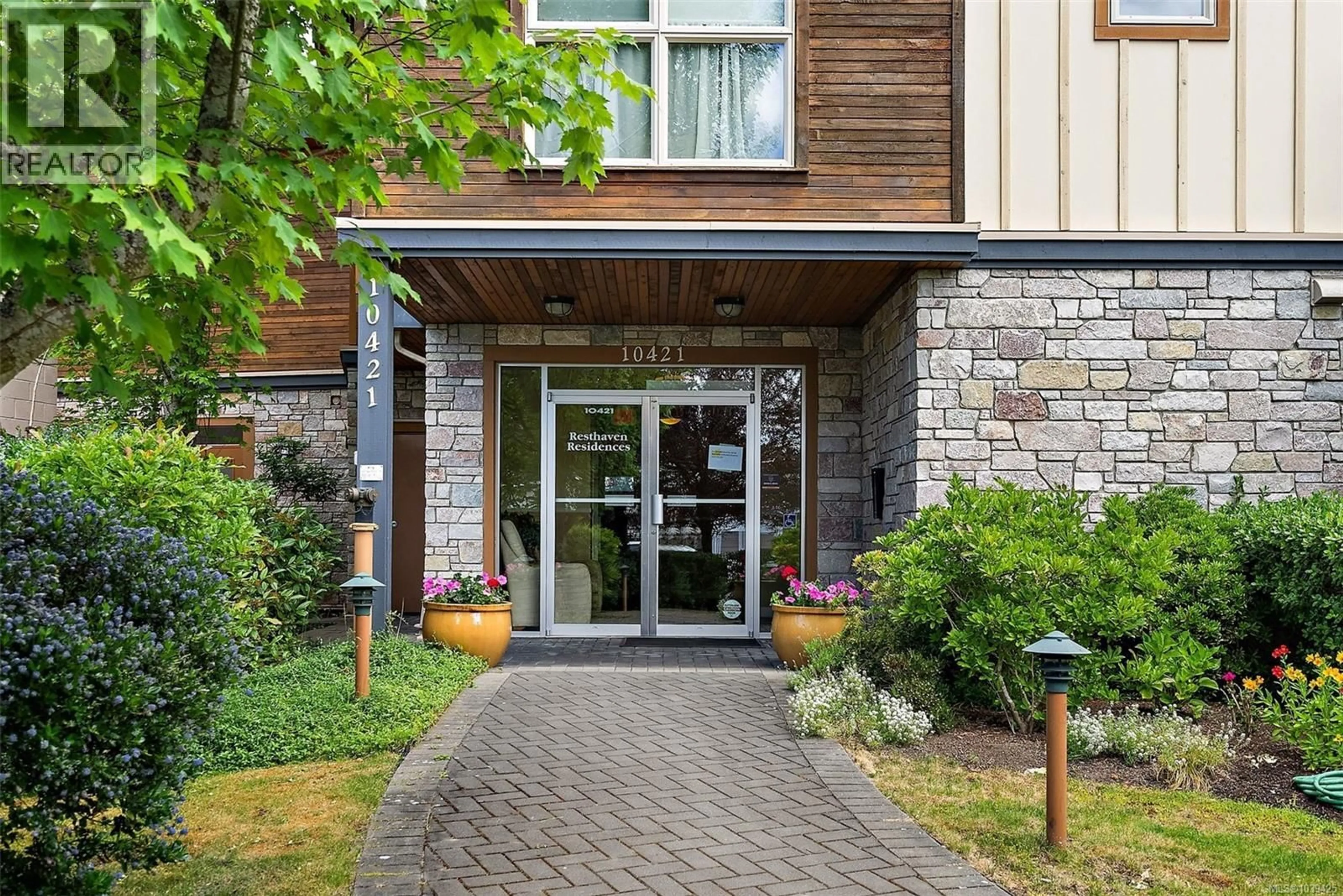 Indoor foyer for 205 - 10421 RESTHAVEN DRIVE, Sidney British Columbia V8L3H4
