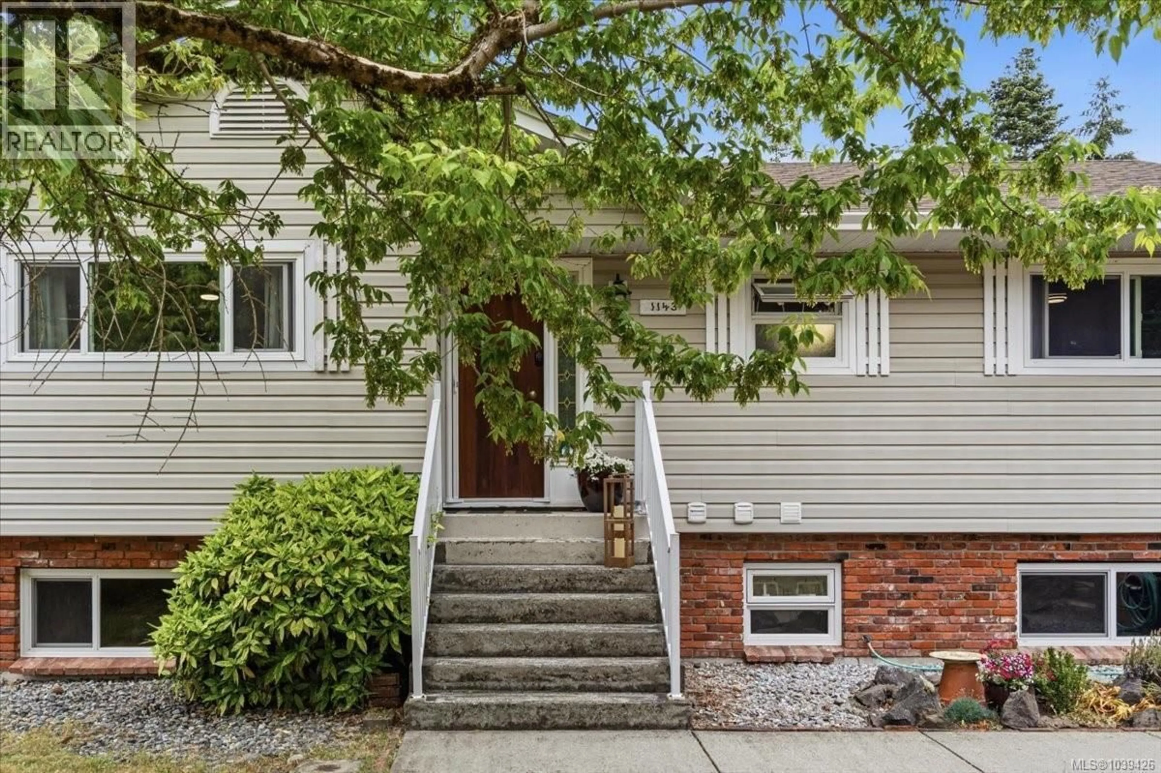 Home with vinyl exterior material, street for 1143 THIRD AVENUE, Ladysmith British Columbia V9G1B2