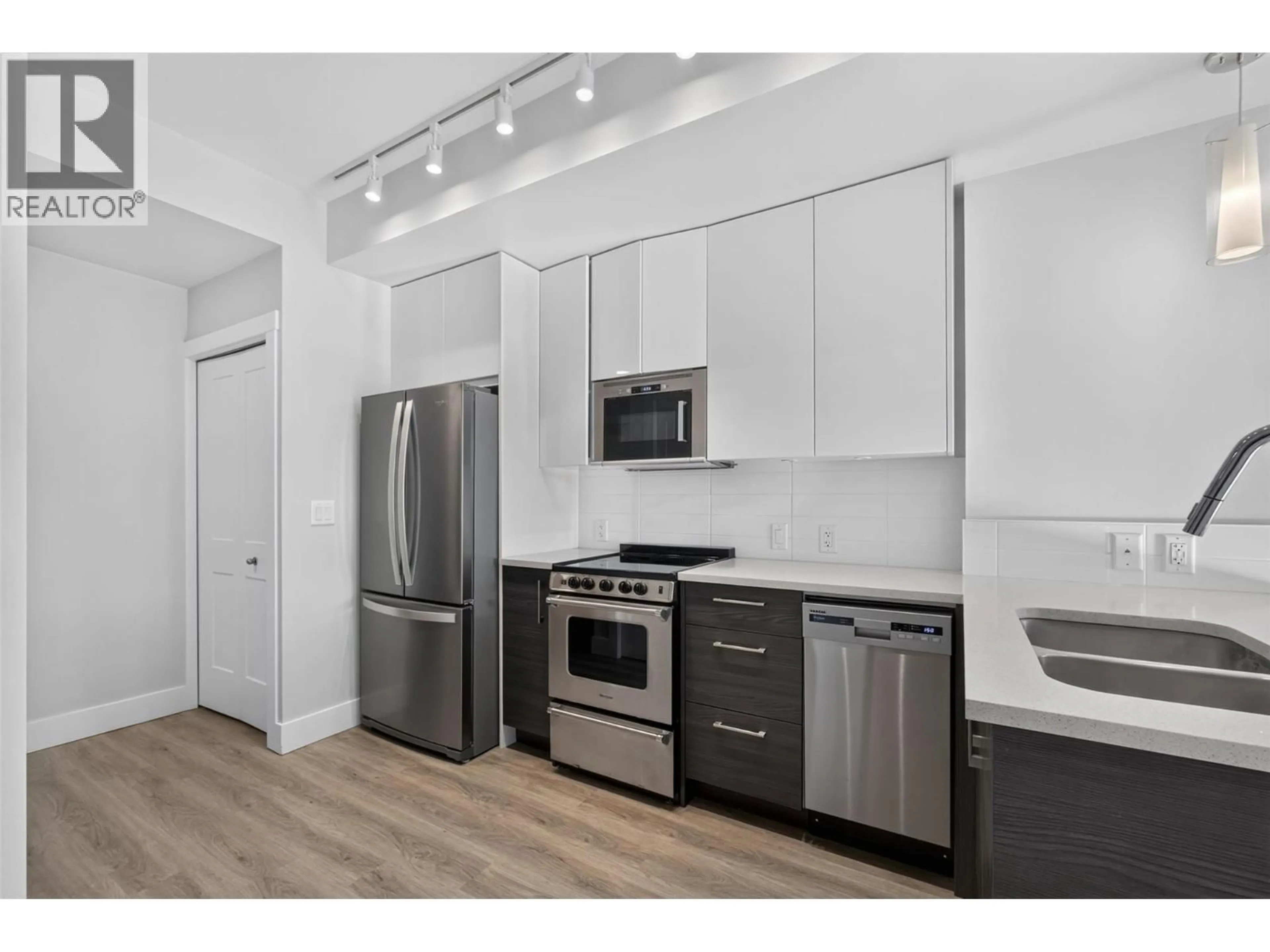 Standard kitchen, wood/laminate floor for 315 - 191 HOLLYWOOD ROAD SOUTH, Kelowna British Columbia V1X0B9