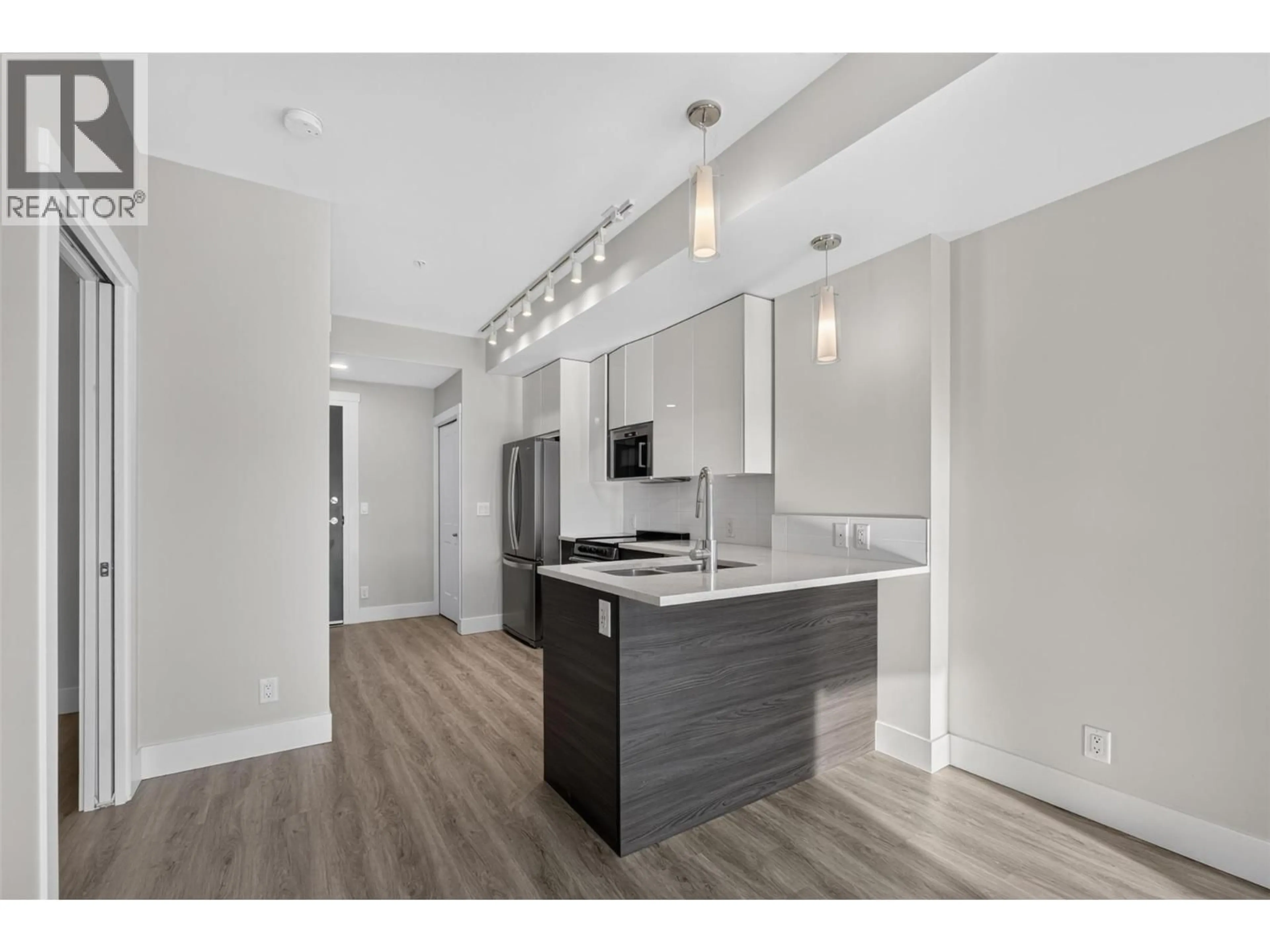 Open concept kitchen, wood/laminate floor for 315 - 191 HOLLYWOOD ROAD SOUTH, Kelowna British Columbia V1X0B9