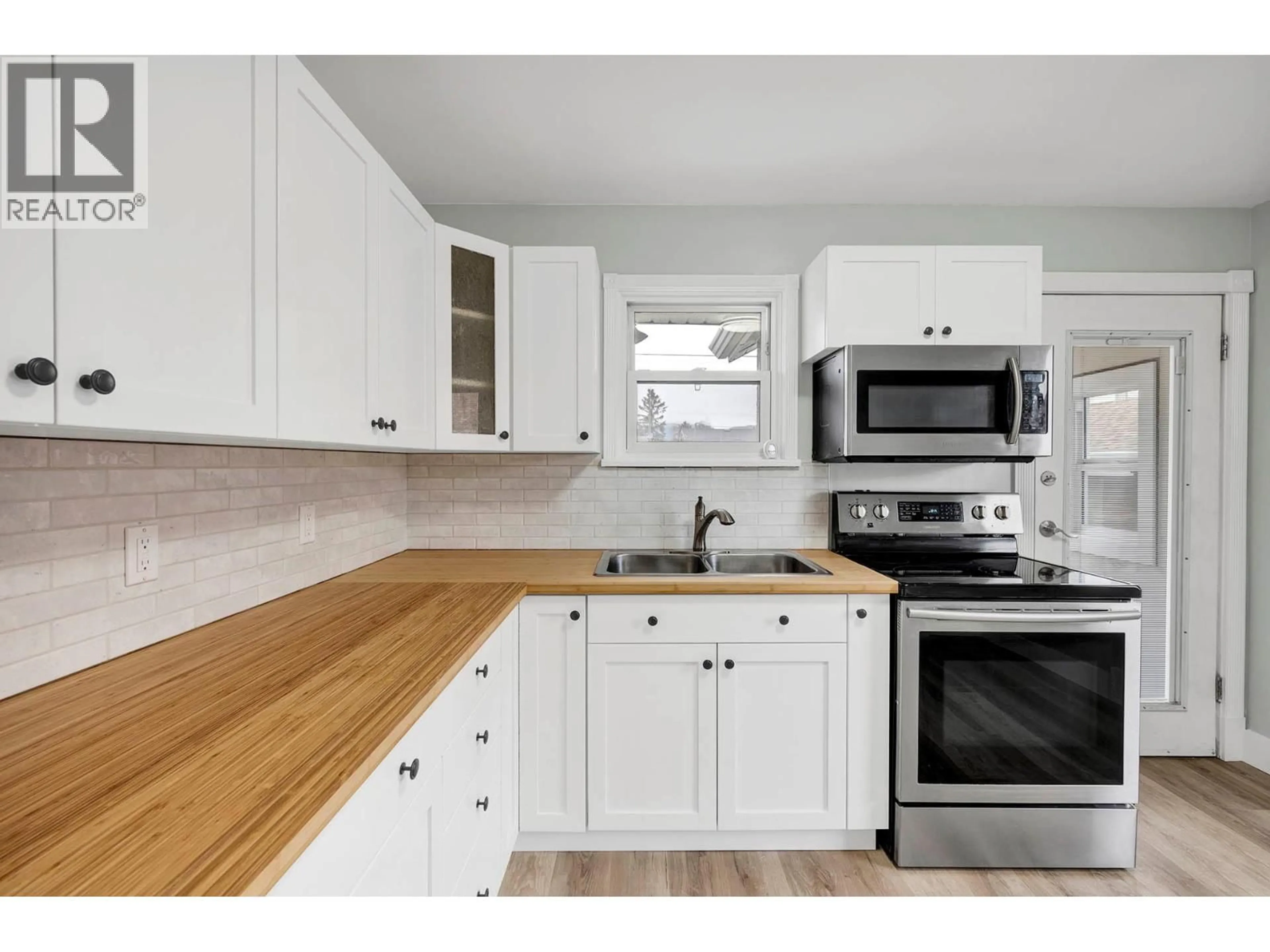 Open concept kitchen, wood/laminate floor for 146 MARCEL STREET, Kamloops British Columbia V2B4C3