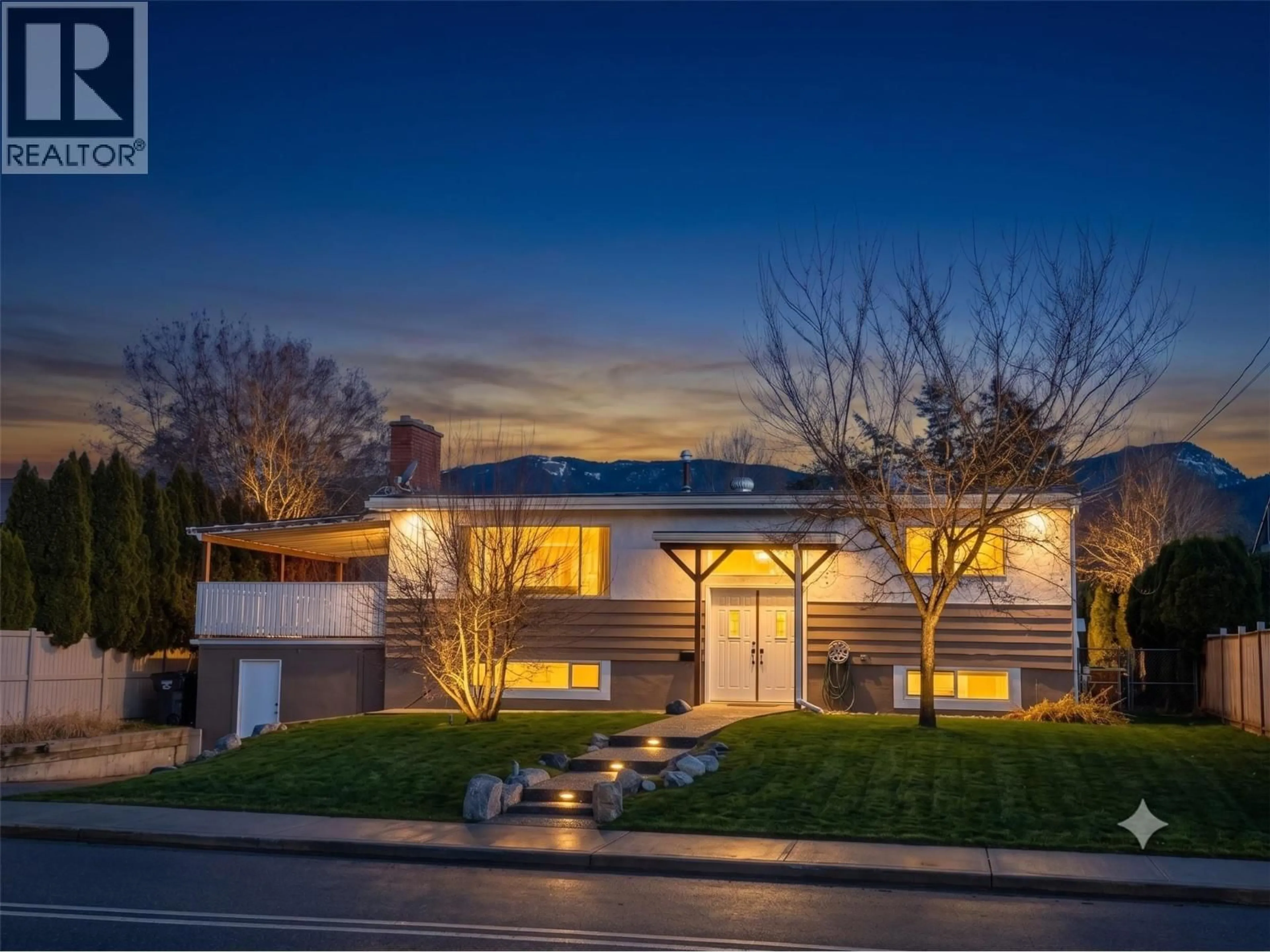 Home with vinyl exterior material, street for 475 HOLLYWOOD ROAD SOUTH, Kelowna British Columbia V1X3T2