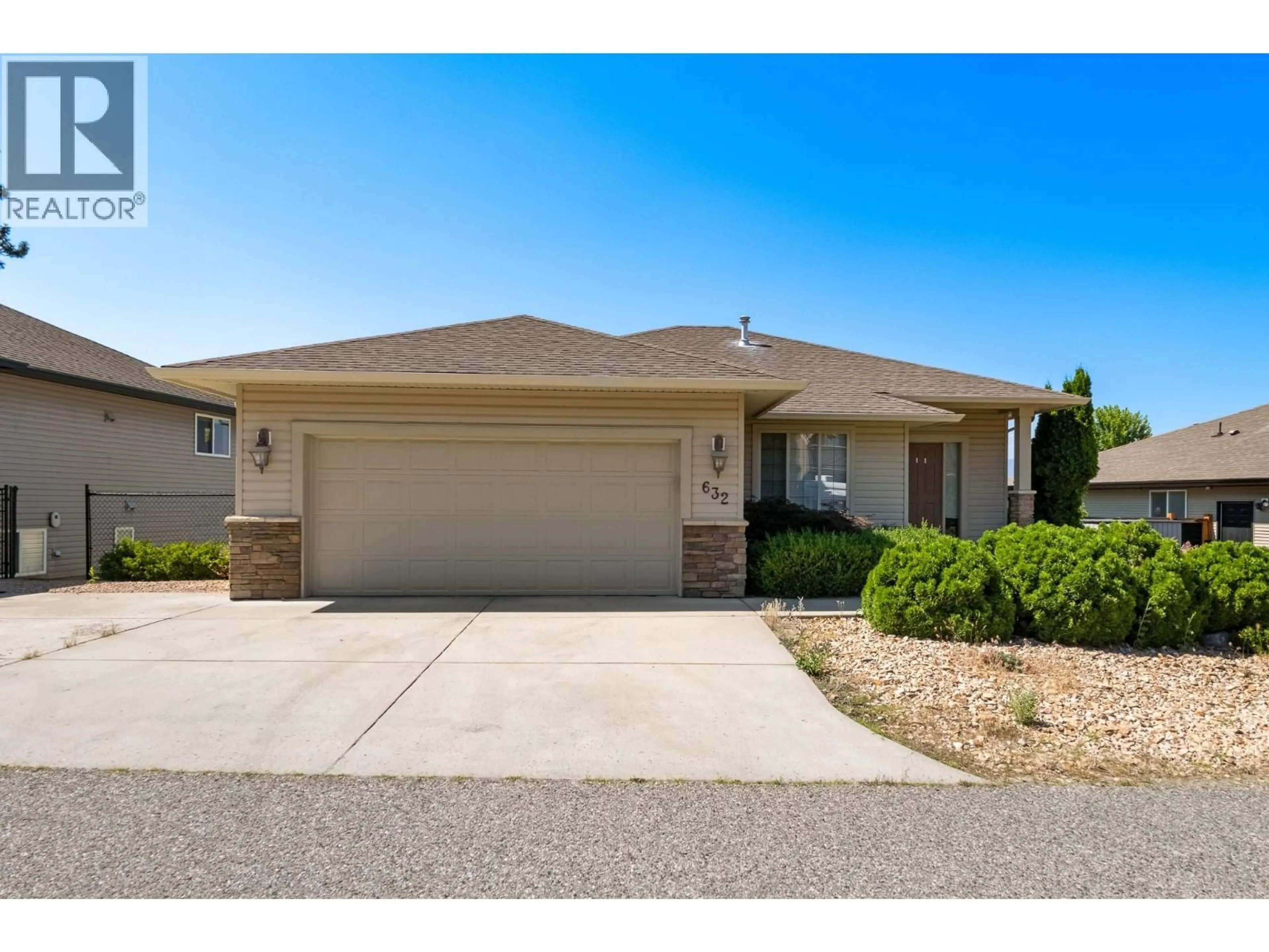 Home with vinyl exterior material, street for 632 ARROWLEAF LANE, Kelowna British Columbia V1W4Y5